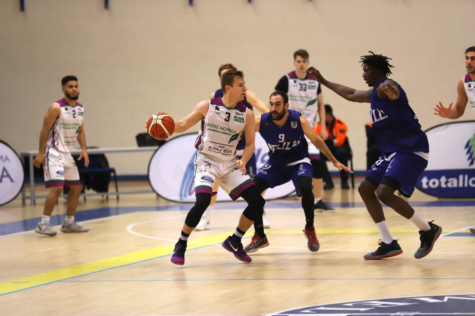 John Dee, con el balón, defendido por Dani Rodríguez, que también recalará en el Betis.