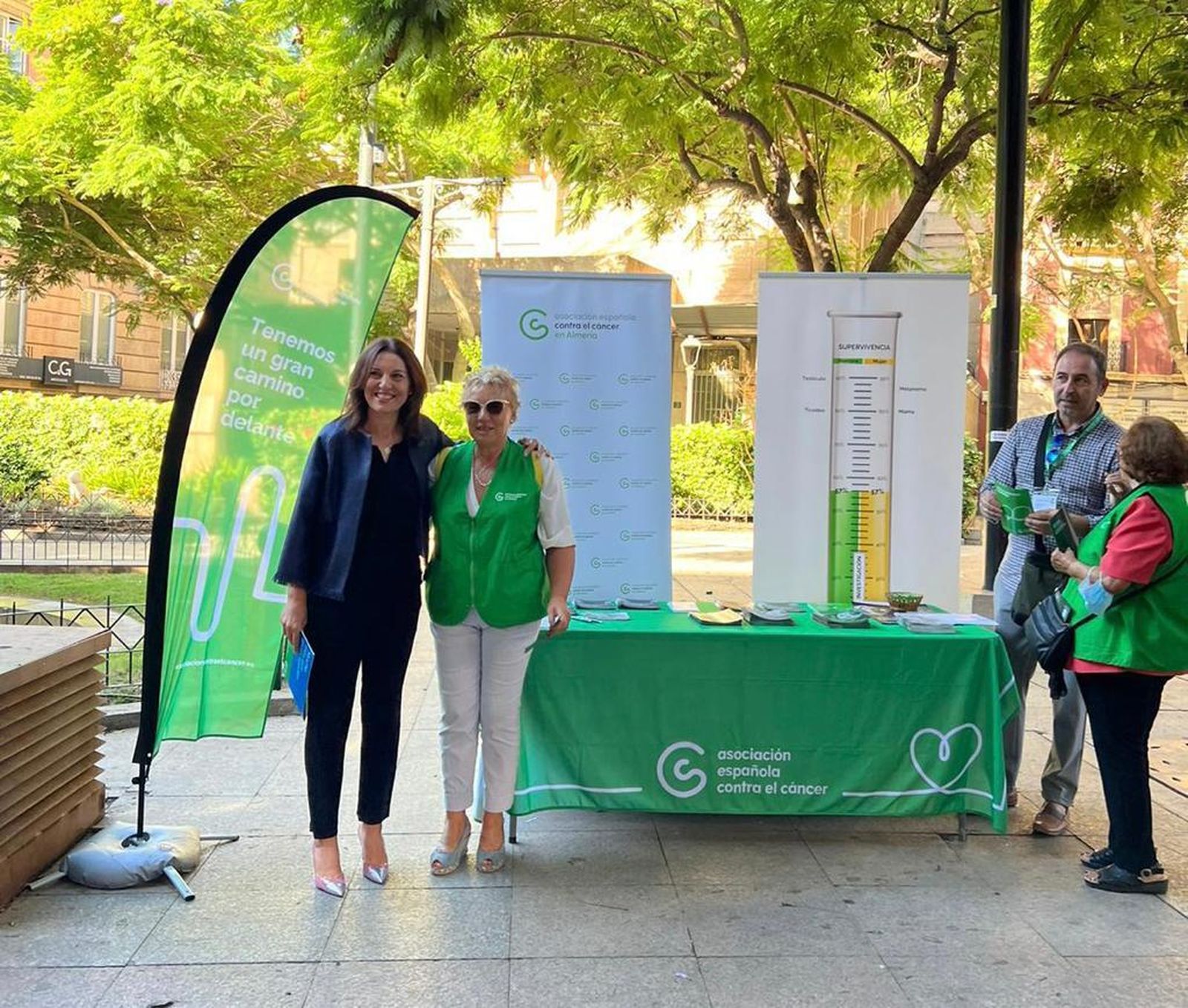 La presidenta de la Asociación Española Contra el Cáncer de Almería, Magdalena Cantero, en una de las mesas que se pusieron en la capital el Día Mundial de la Investigación contra el Cáncer