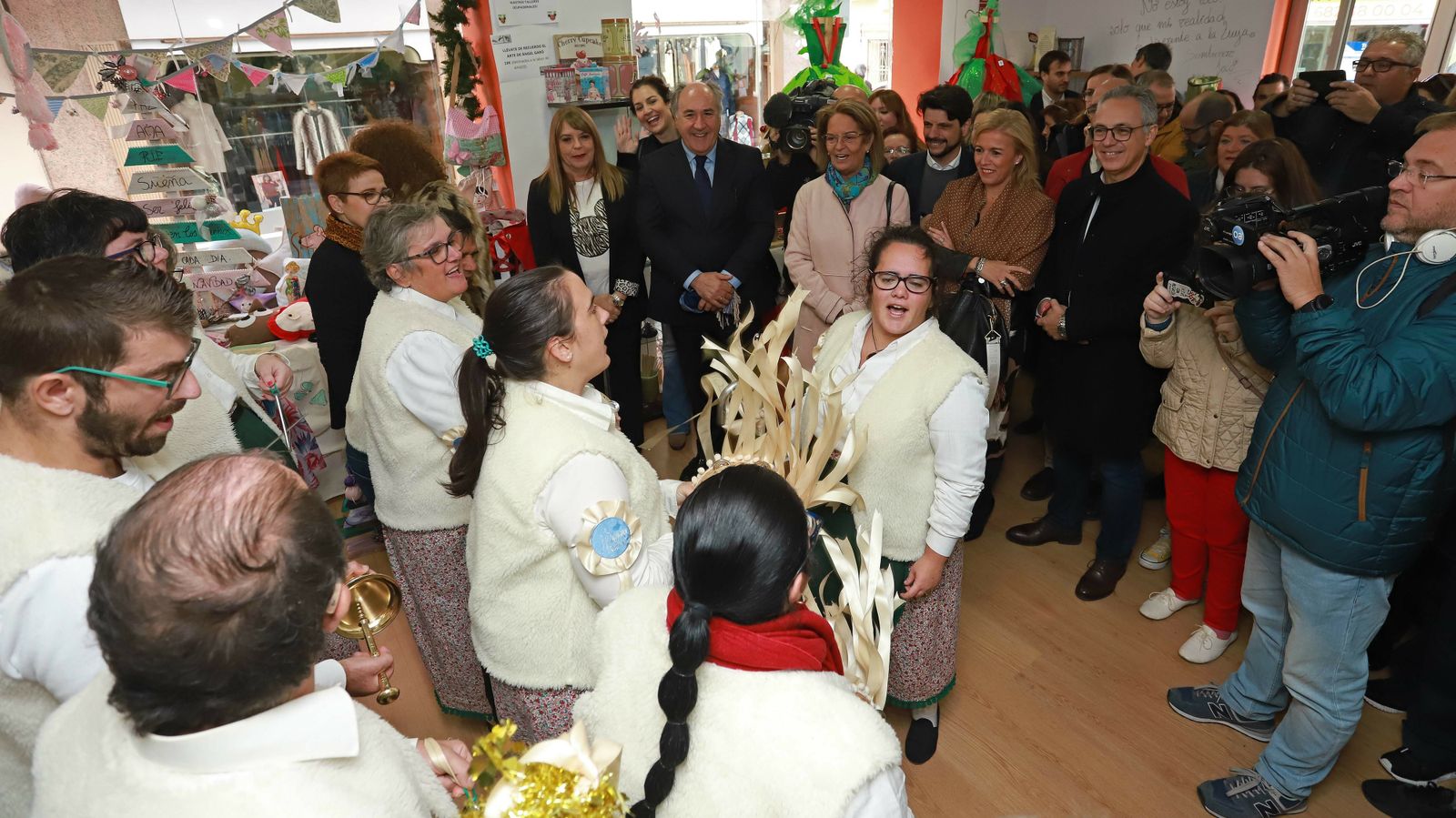 Las mejores fotos de la inauguración del mercadillo navideño de Apadis