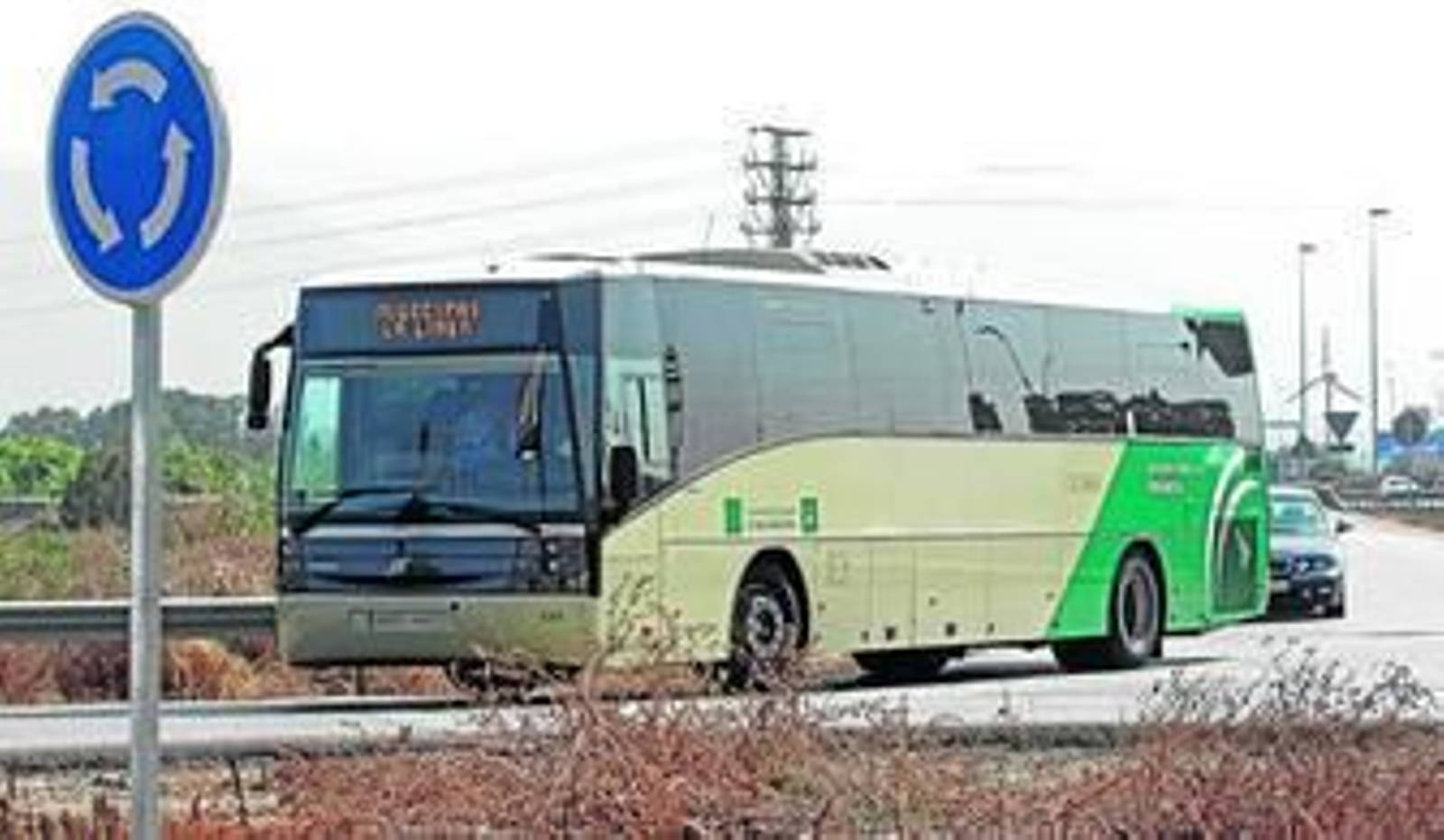 Un autobús de la línea M-150 que conecta Algeciras con La Línea, ayer en el polígono de Palmones.