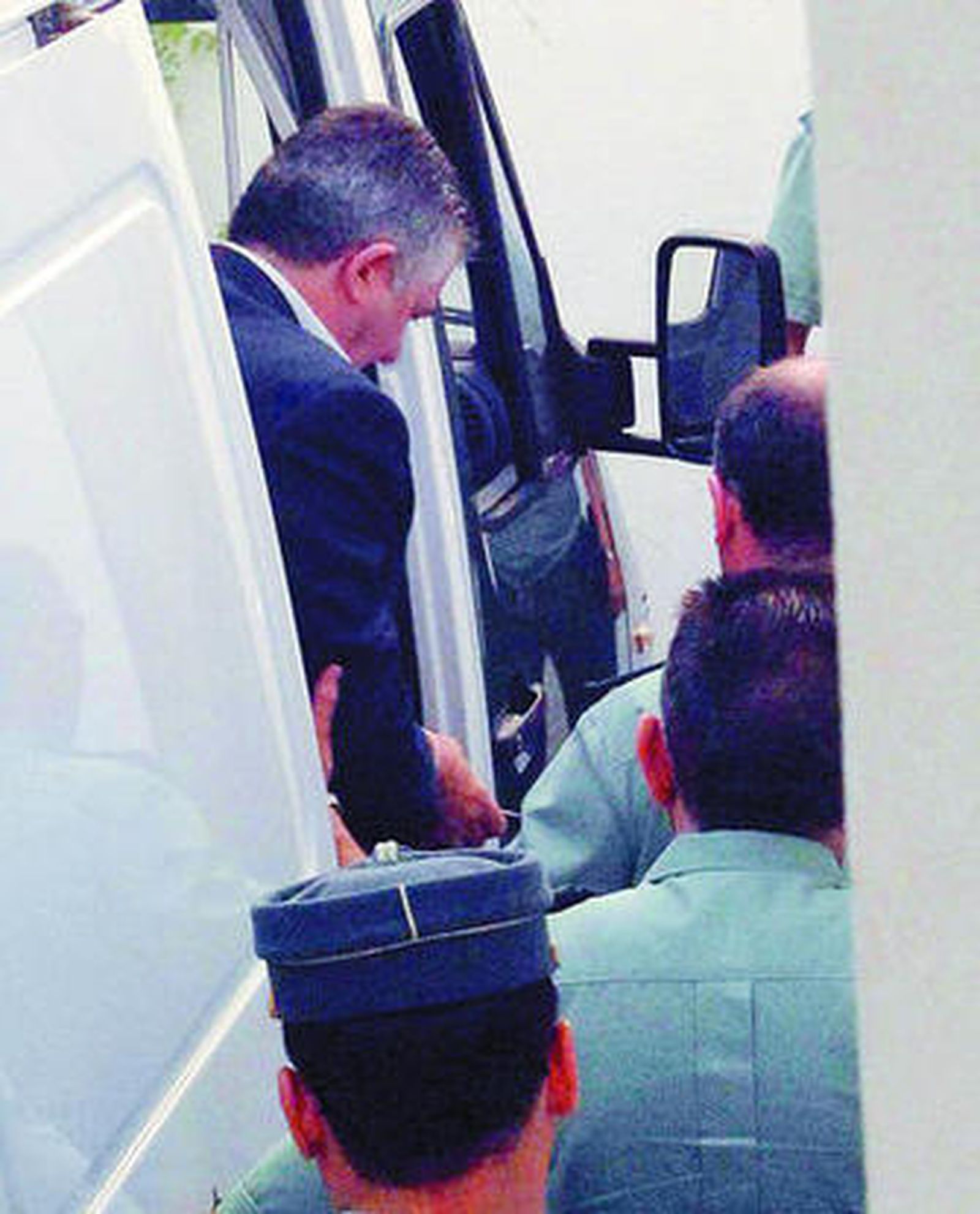 Juan Antonio Roca, en junio del año pasado, baja del furgón para declarar en los juzgados de Marbella.