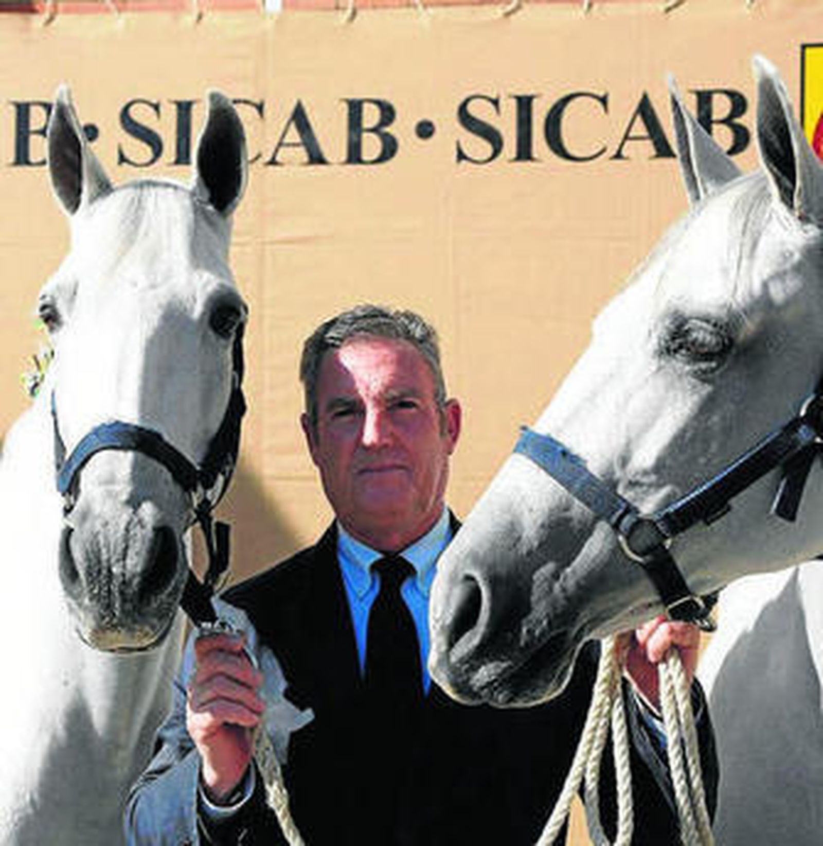 José Varo posa con dos de las yeguas de su ganadería.