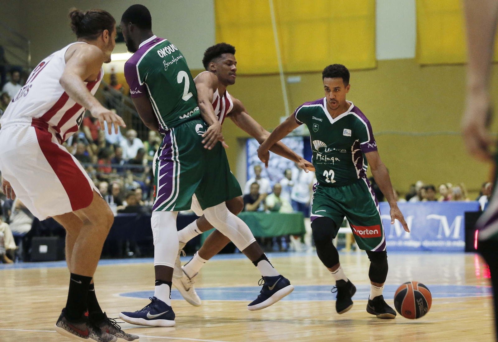 Brian Roberts bota la pelota.