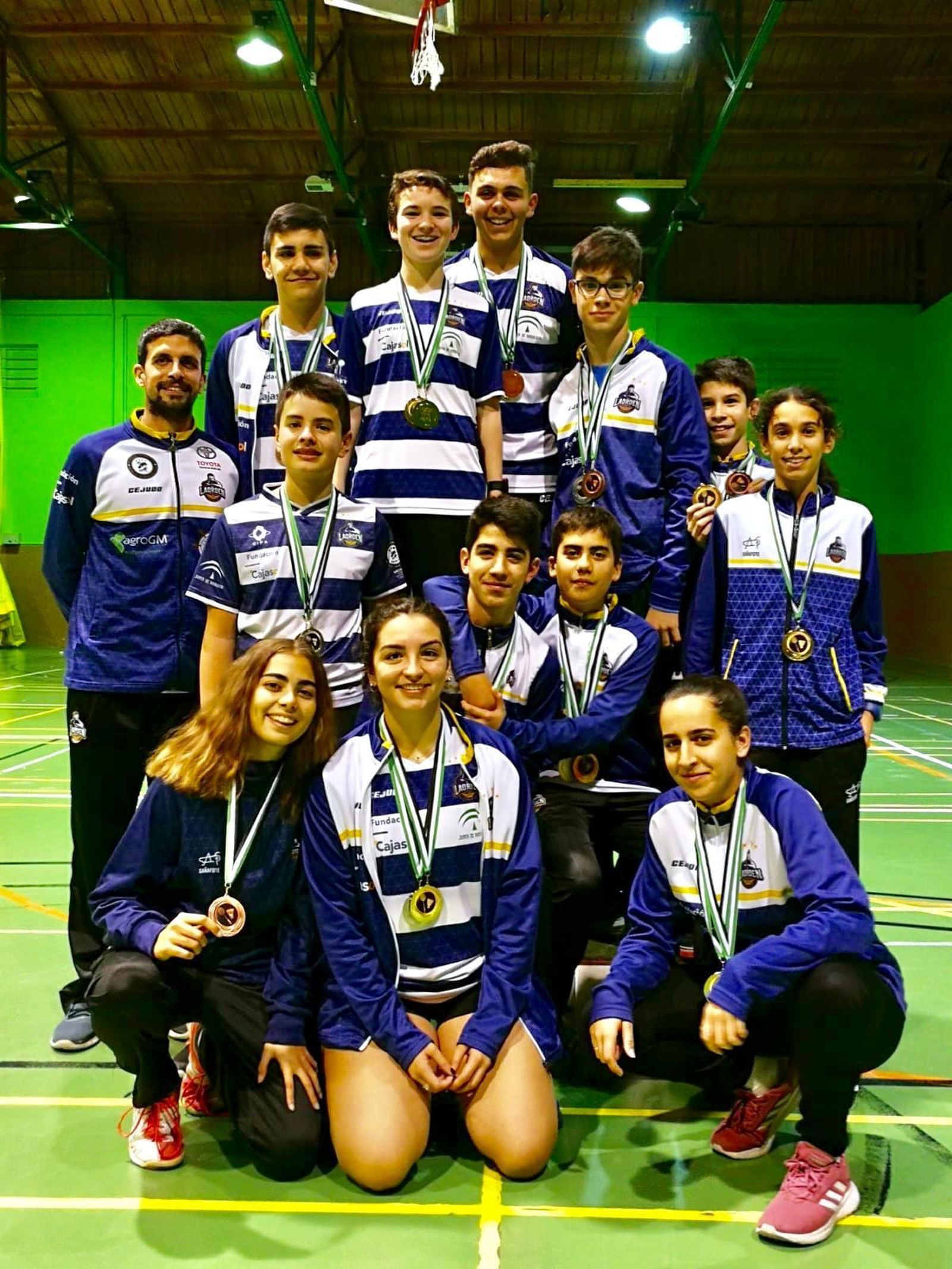 Jugadores albiazules posan tras un torneo con sus medallas.