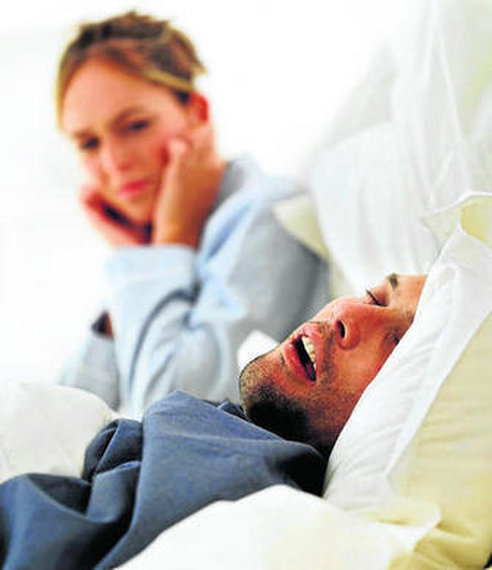 Un hombre de mediana edad ronca mientras duerme.