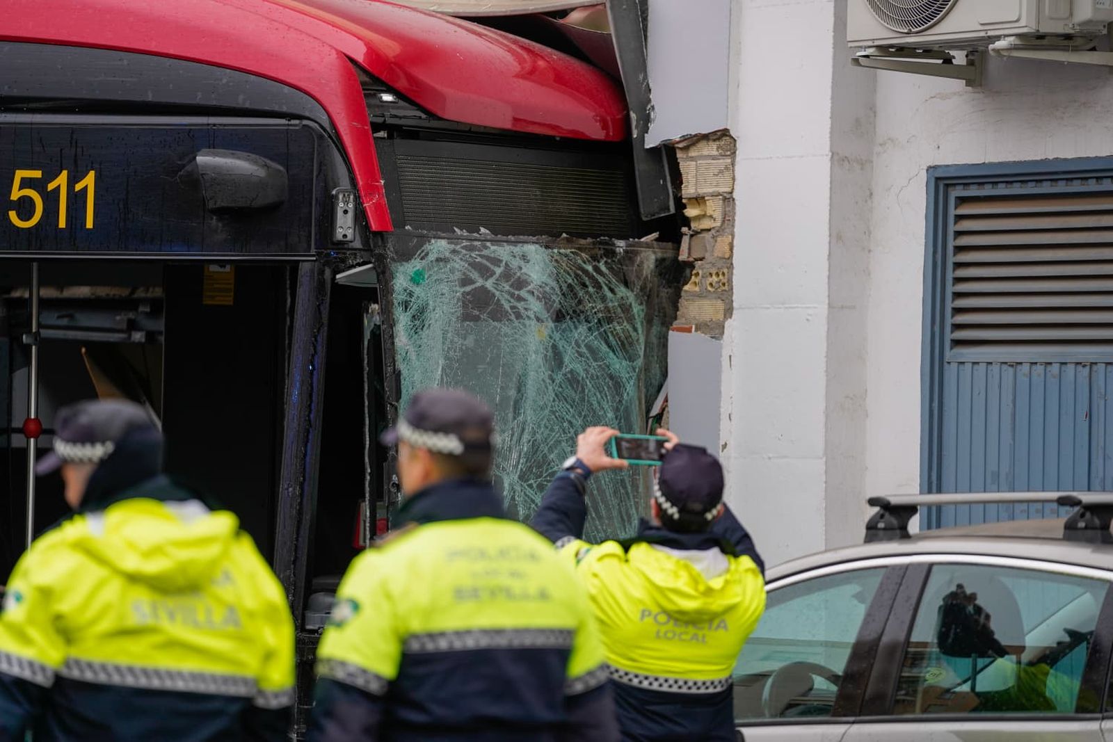 Las fotos del accidente múltiple entre un autobús de Tussam y un camión en Sevilla