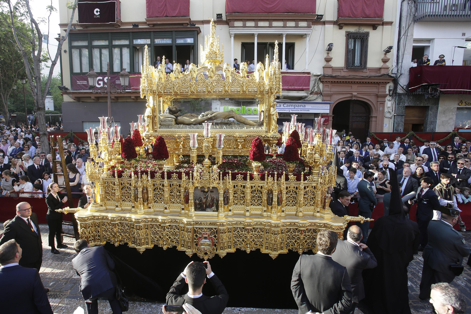 Paso del Cristo Yacente por la Plaza de la Campana