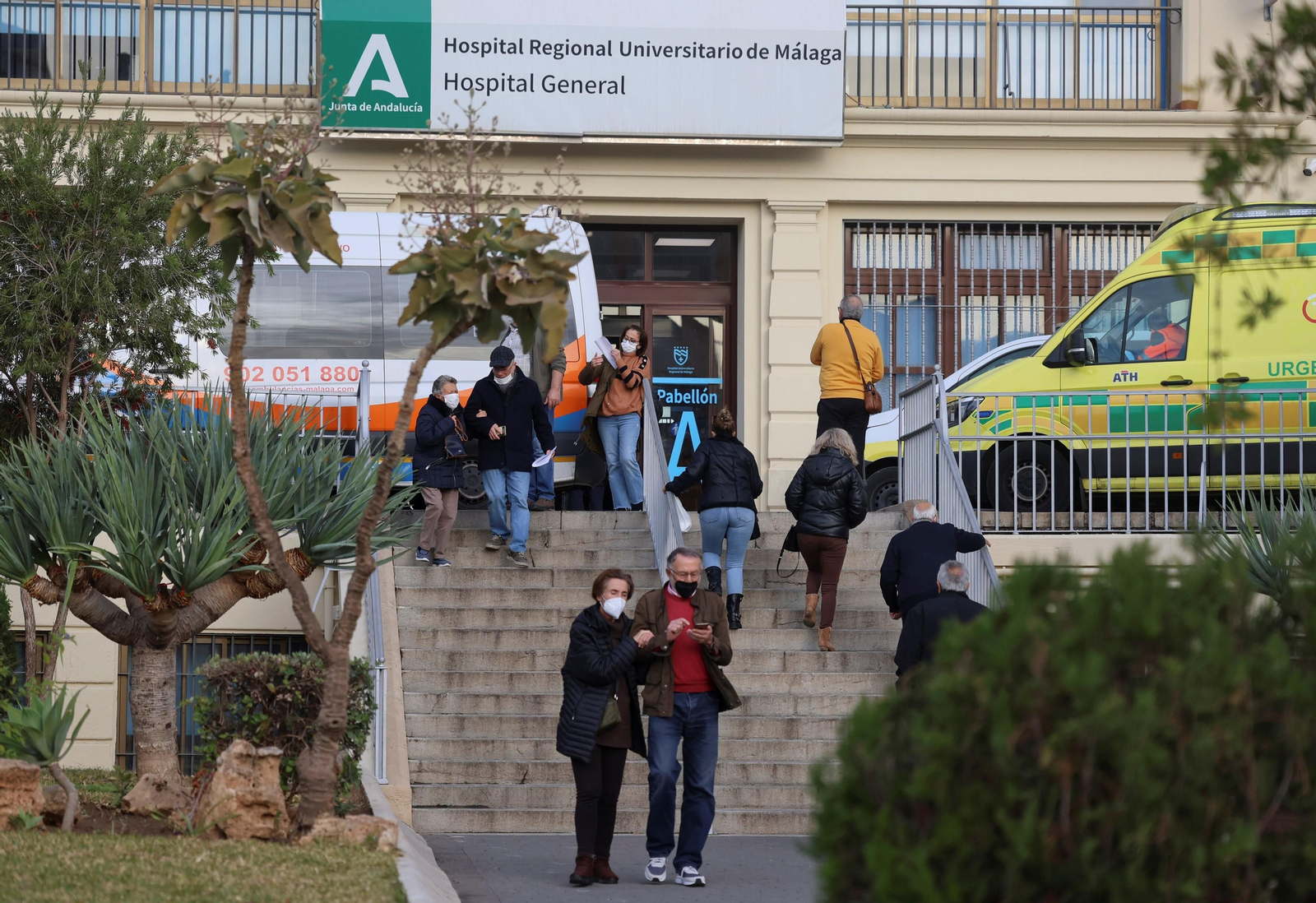 Varias personas saliendo del Hospital Regional.