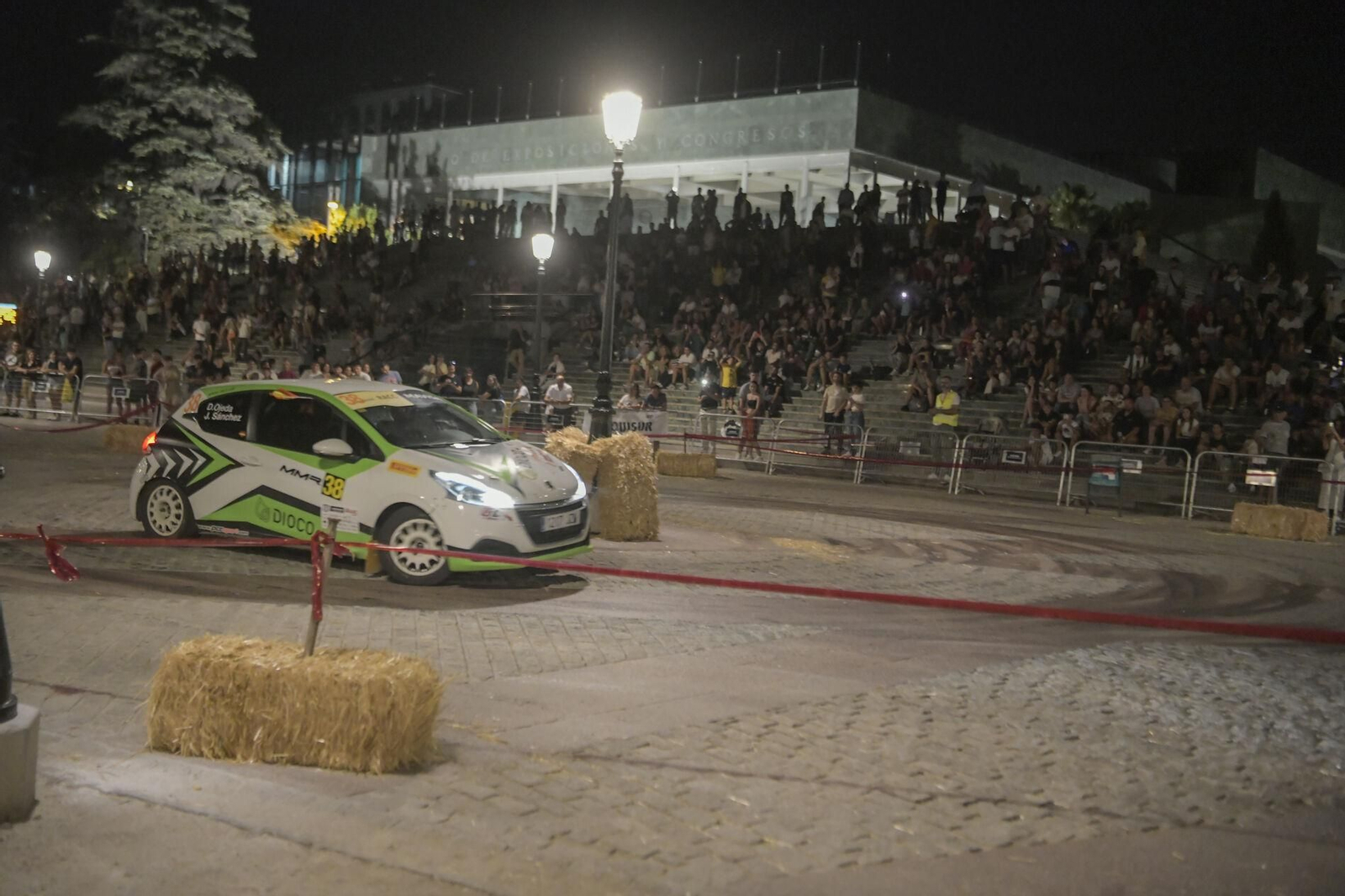 Ruedas 'quemadas' y mucho asfalto en la exhibición del Rally Ciudad de Granada: las imágenes