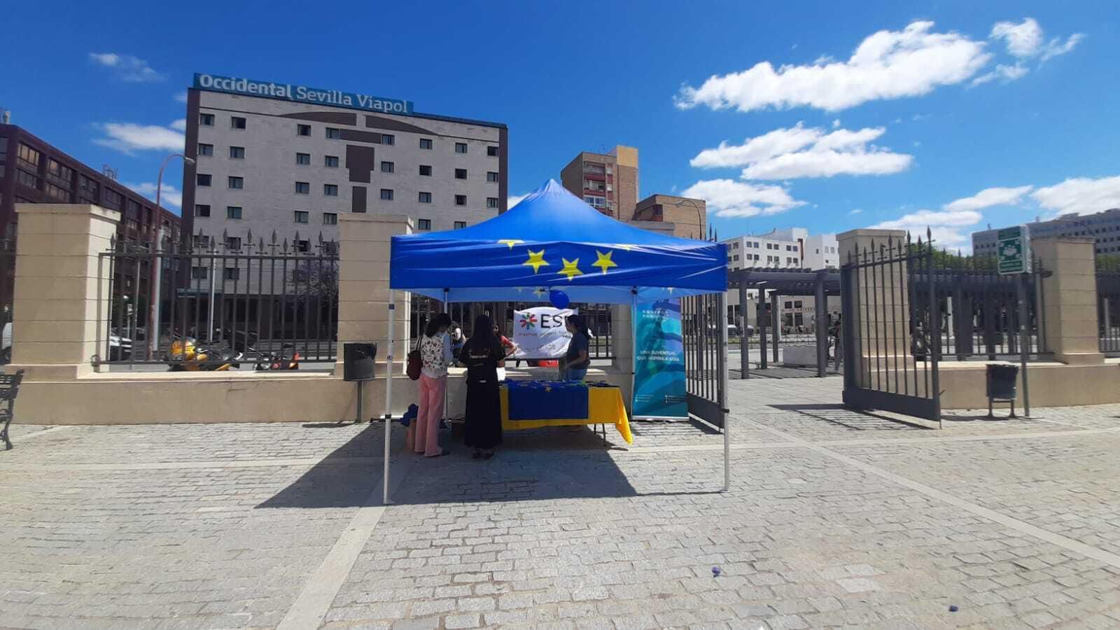 Carpa informativa de Equipo Europa en la Facultad de Derecho de la Universidad de Sevilla. Carpa informativa de Equipo Europa en la Facultad de Derecho de la Universidad de Sevilla.