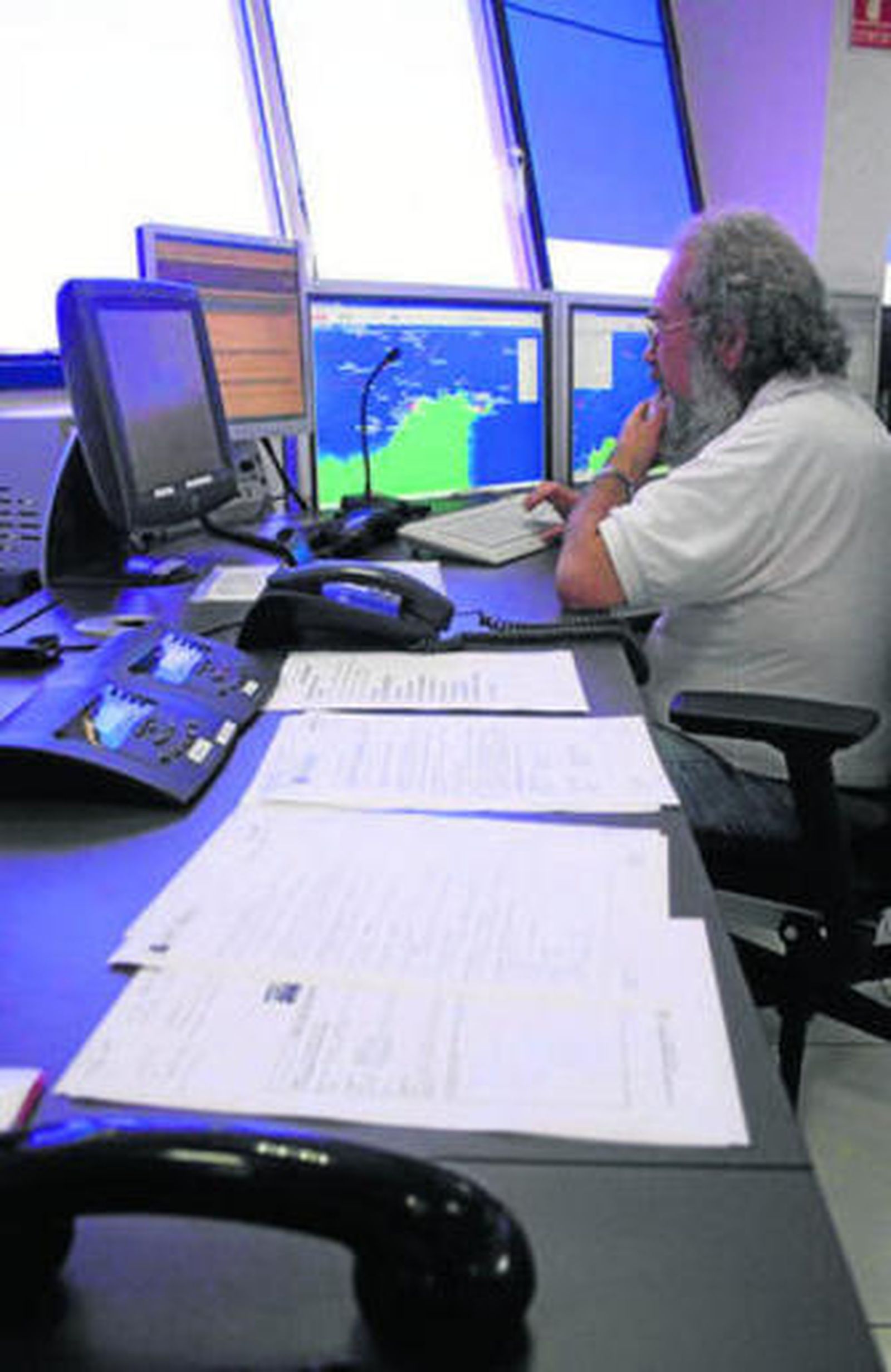 Un controlador supervisa el sistema de separación del Estrecho.