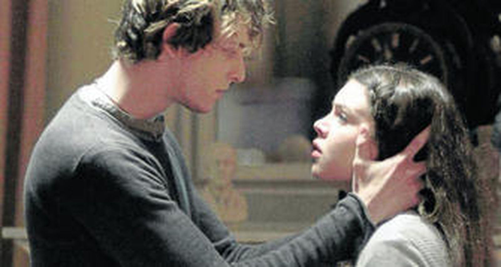 Nicolás Coronado y Lucía Martín Abello en una escena.