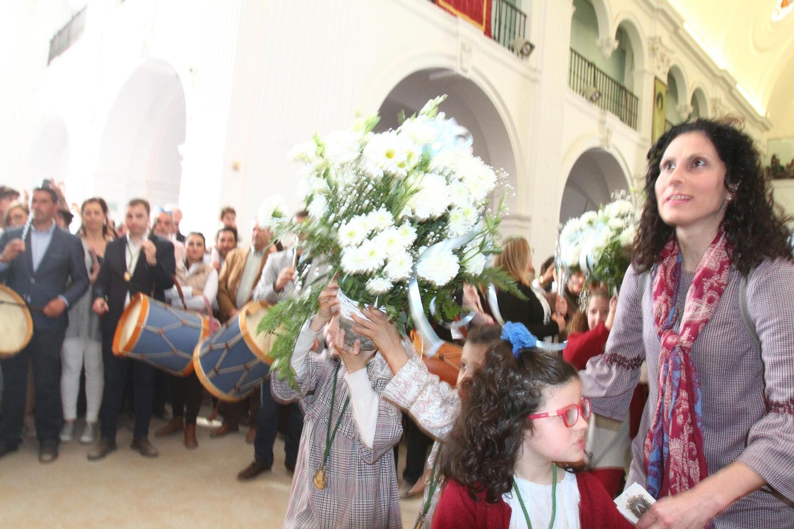 La Hermandad de Huelva se presenta ante la Virgen del Rocío en su peregrinación a la aldea almonteña