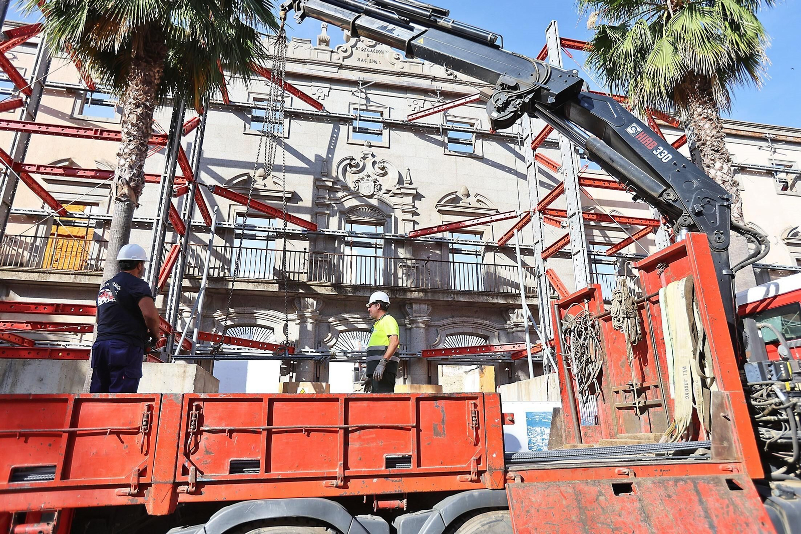 Una grúa con material en el antiguo edificio de Hacienda Una grúa con material en el antiguo edificio de Hacienda