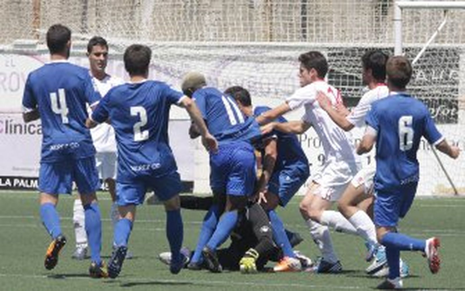 El duelo por el ascenso acaba en una gran tangana (1-0)