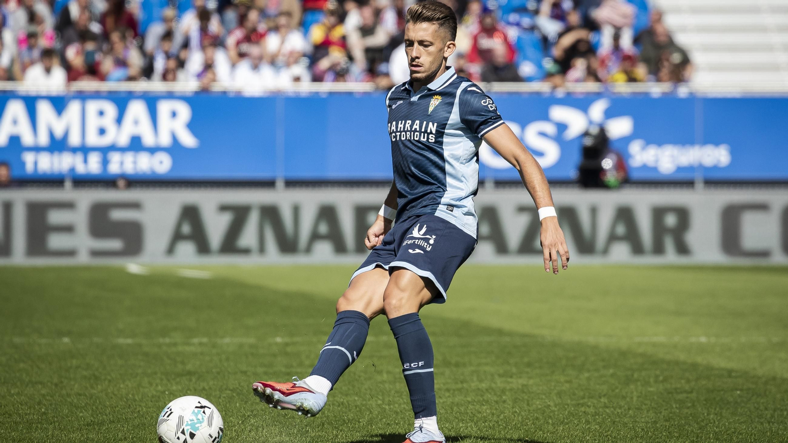 Isma Ruiz golpea el balón durante un partido.