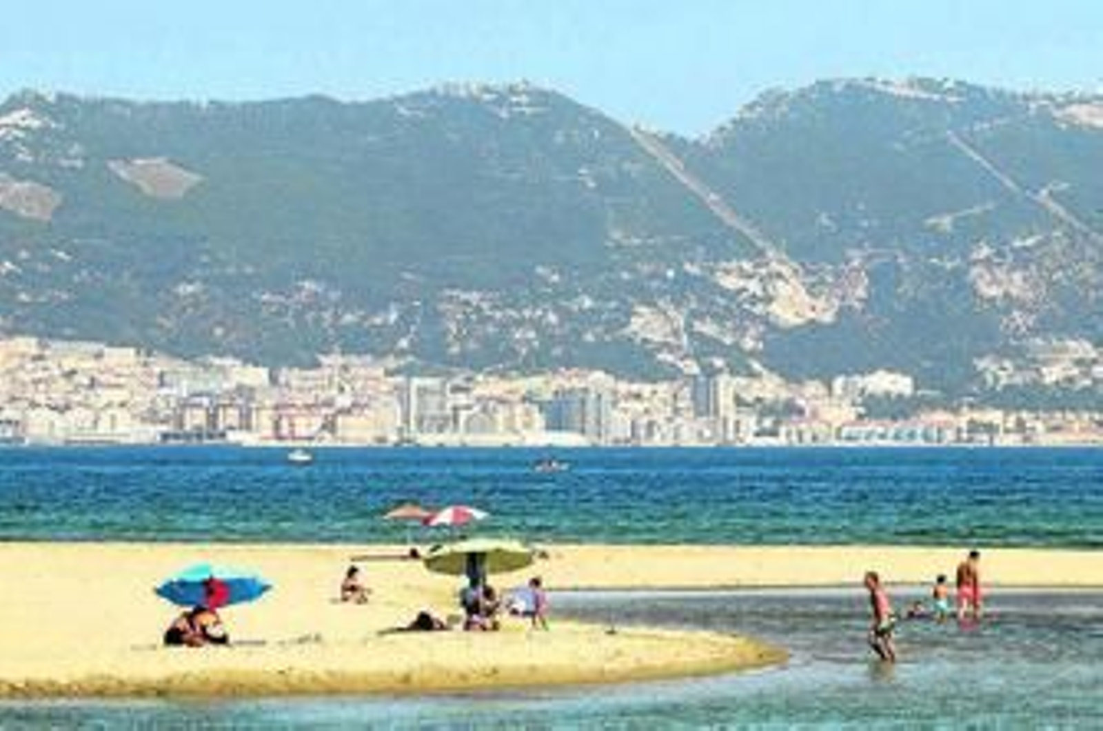 El cartel que anuncia las obras, ayer en la desembocadura del río Guadarranque.