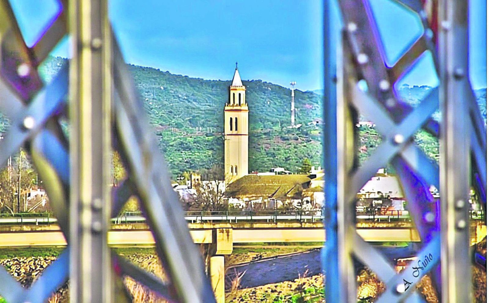 La torre y el puente de la iglesia, dos de los símbolos de Lora del Río.
