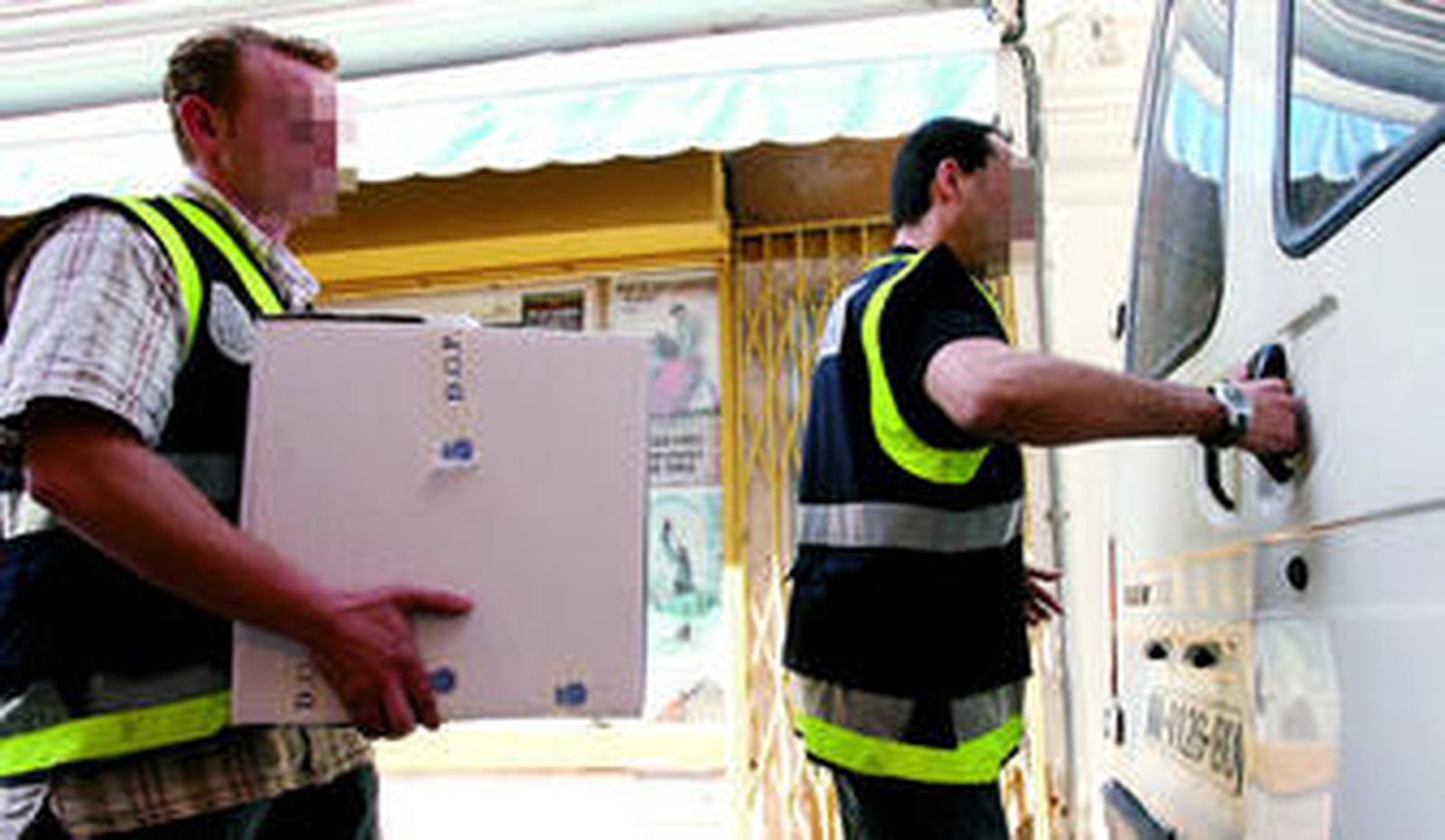 Dos agentes de la Policía Nacional, durante la operación Malaya, en marzo de 2006.