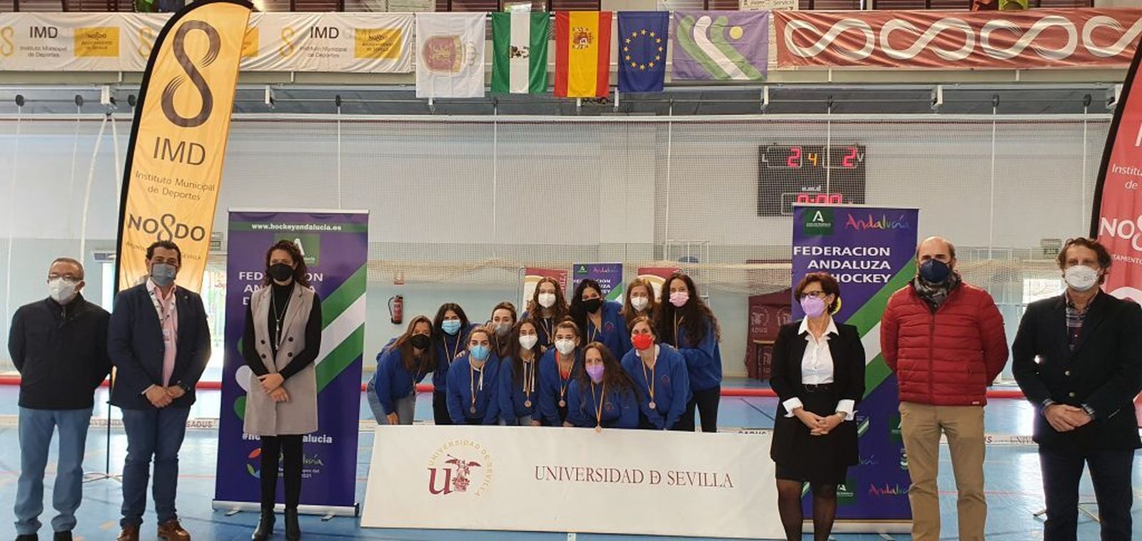 Las jugadoras del Sadus posan con la medalla de bronce.