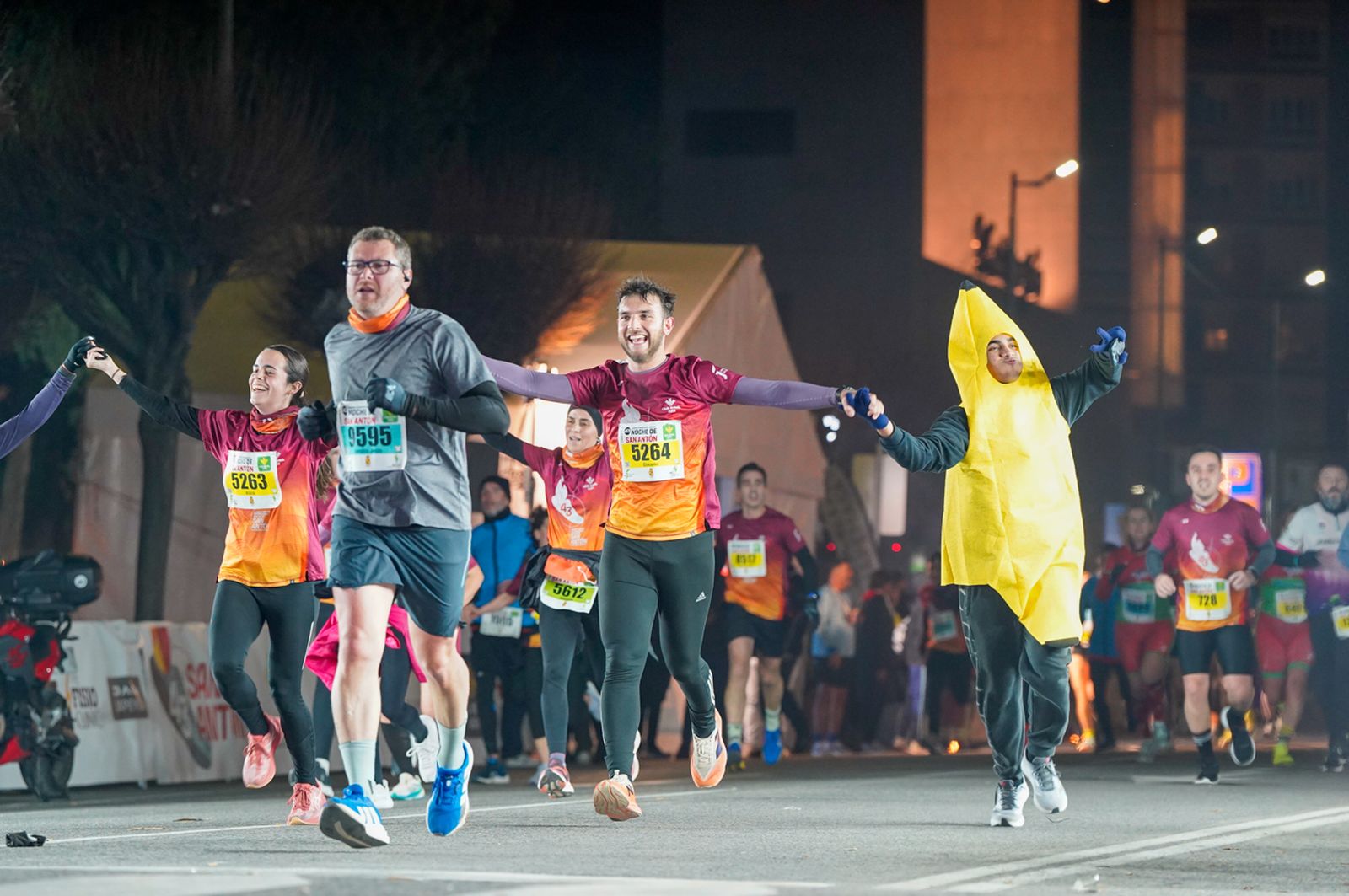 En imágenes: búscate en tu llegada a meta de la Carrera de San Antón 2026 (12)