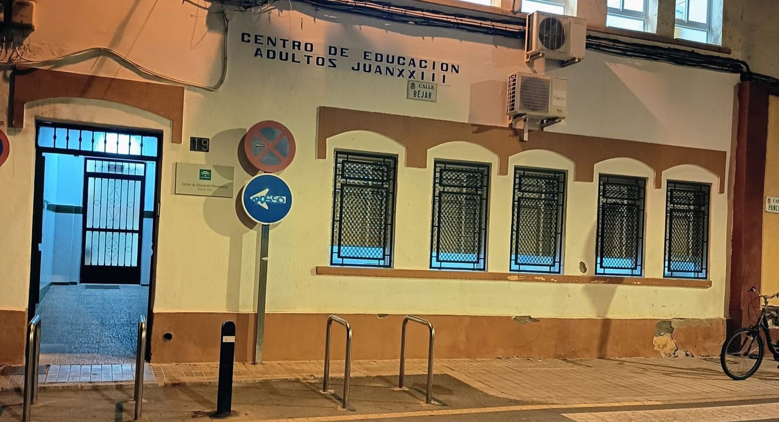 El Centro Educativo que hay en la actualidad donde estuvo la Casa Escuela del Barrio Alto en la calle Béjar del Barrio Alto.