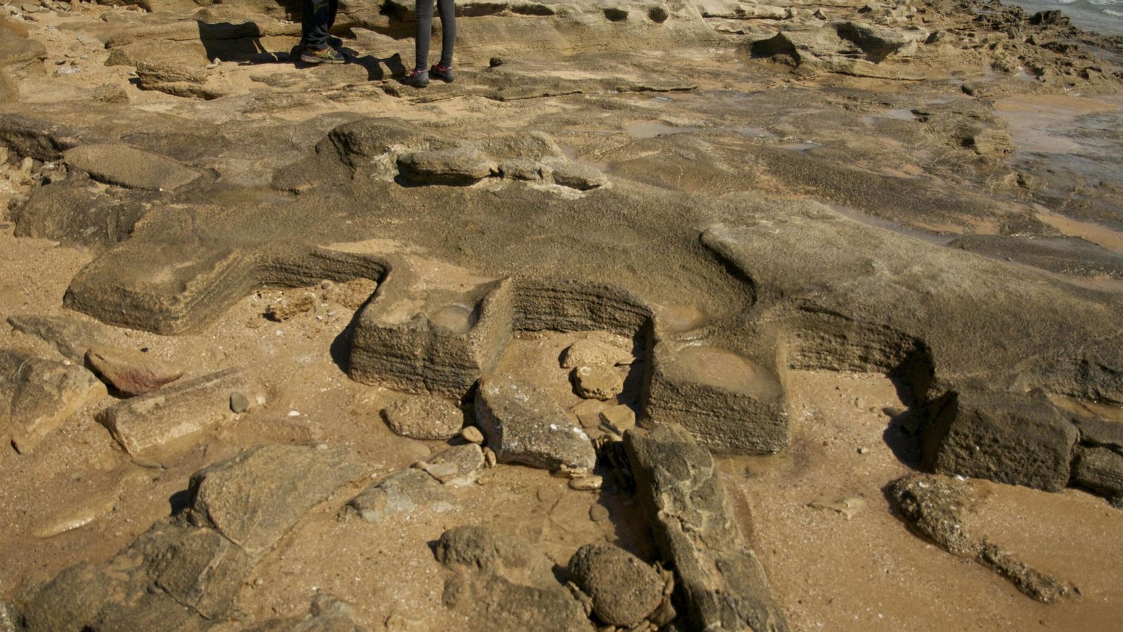En el tómbolo de Trafalgar se han localizado restos arqueológicos.