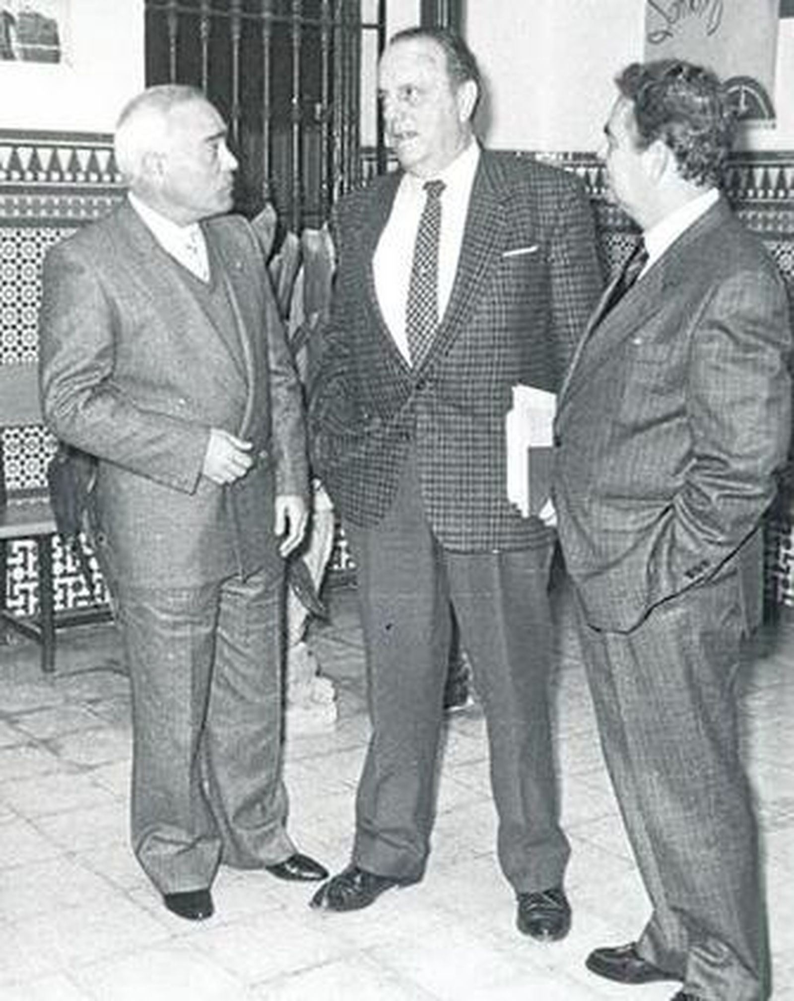 Manuel Fraga, en enero de 1989 en Huelva, junto a Matías Conde (izquierda) y Emiliano Sanz Escalera.