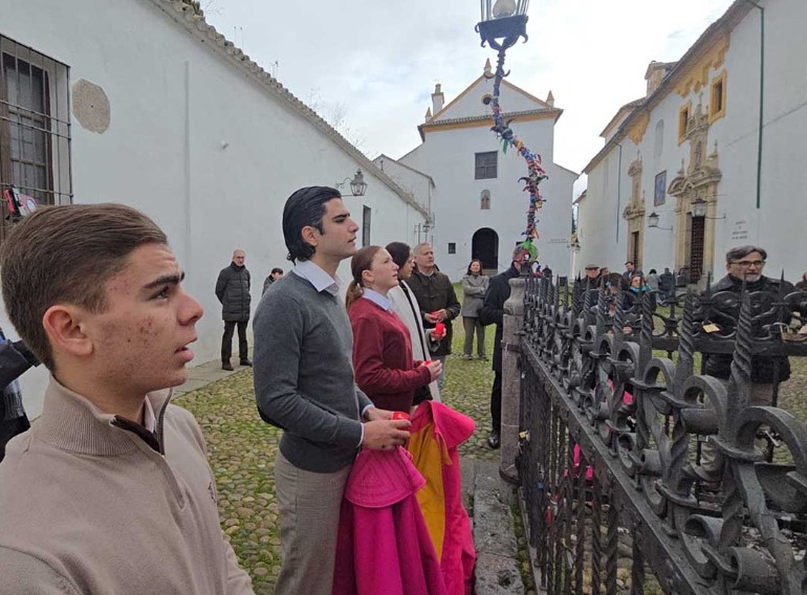 Ofrenda flora de la Escuela Taurina al Cristo de los Faroles