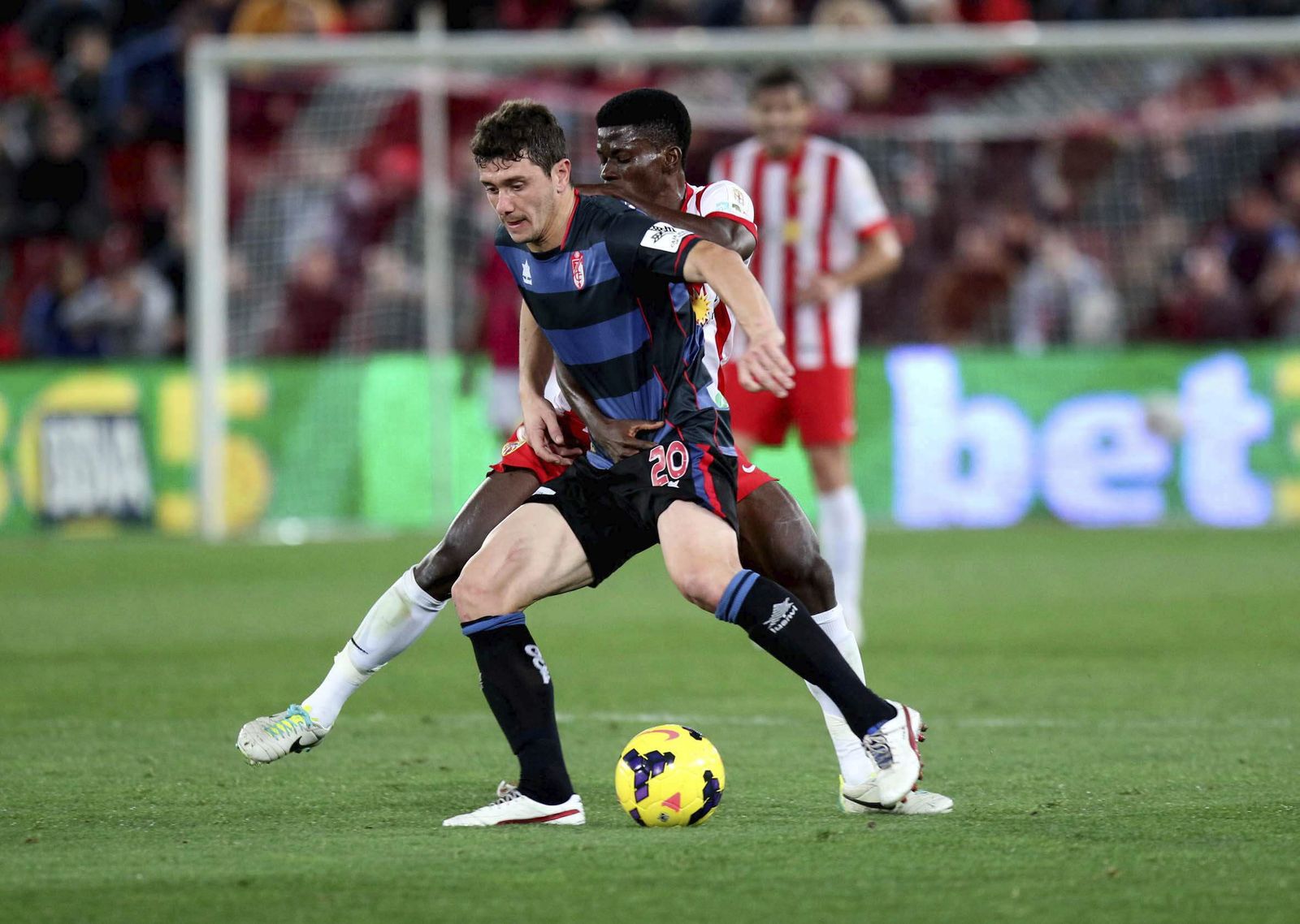 Ramon Azeez disputa un balón con Piti durante una acción de aquel encuentro entre almerienses y nazaríes.