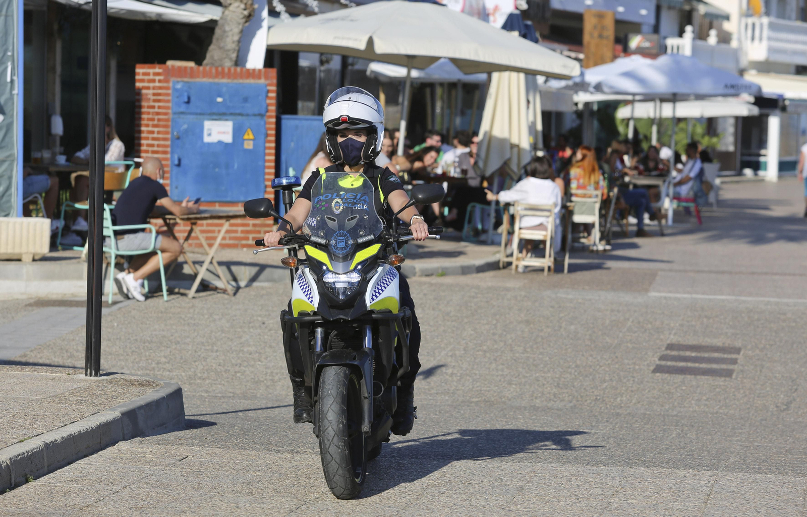 Las fotos del refuerzo policial en Pedregalejo ante su masificación