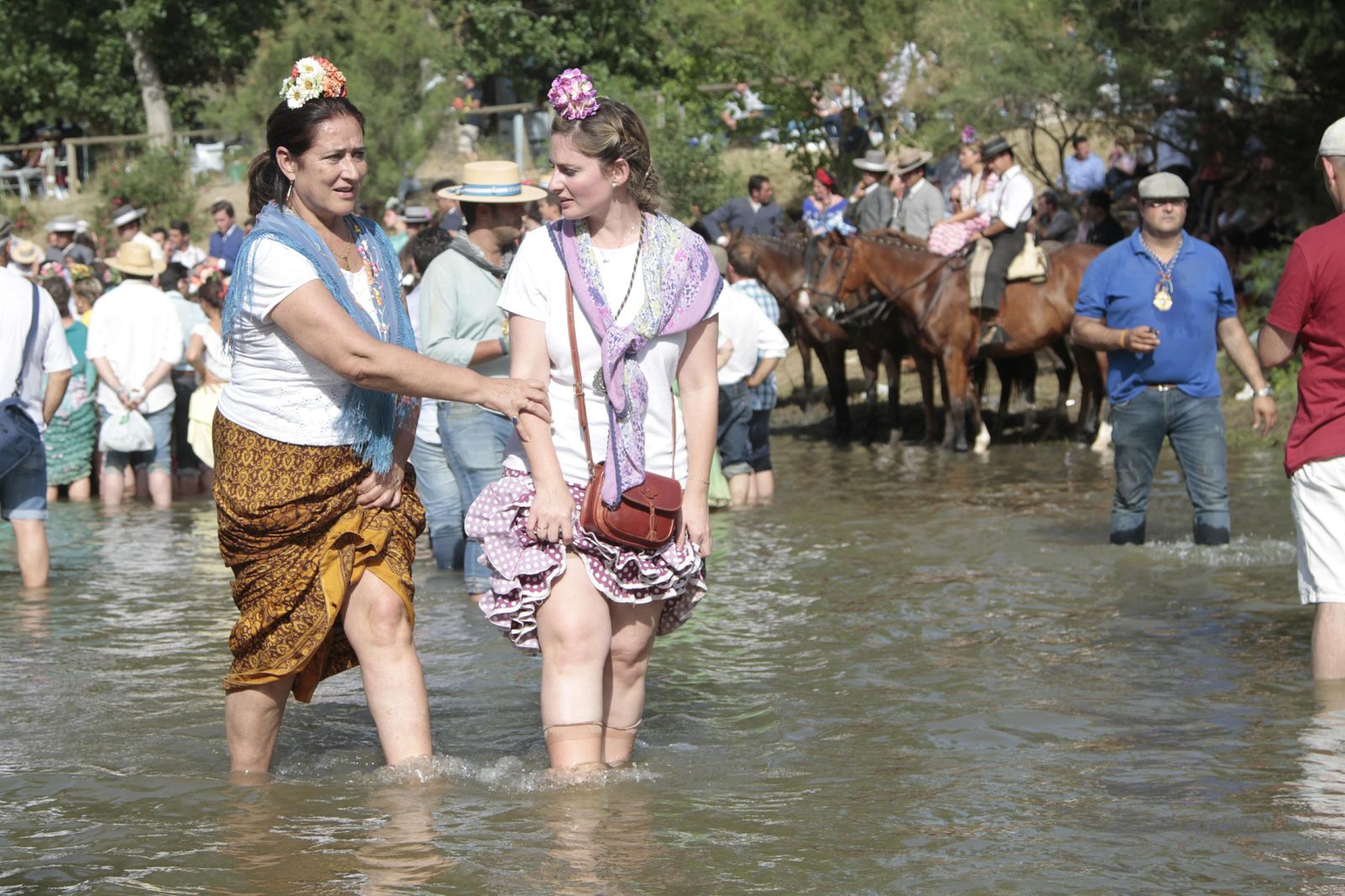 Las hermandades cruzan el vado del Quema