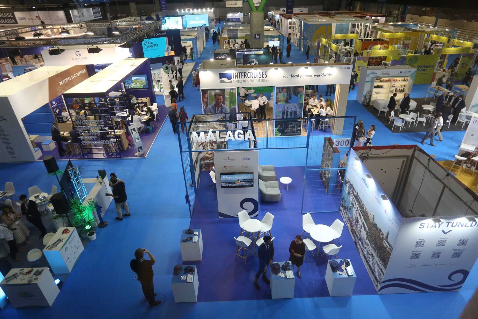 Distintos stands en el congreso de cruceros de Málaga.