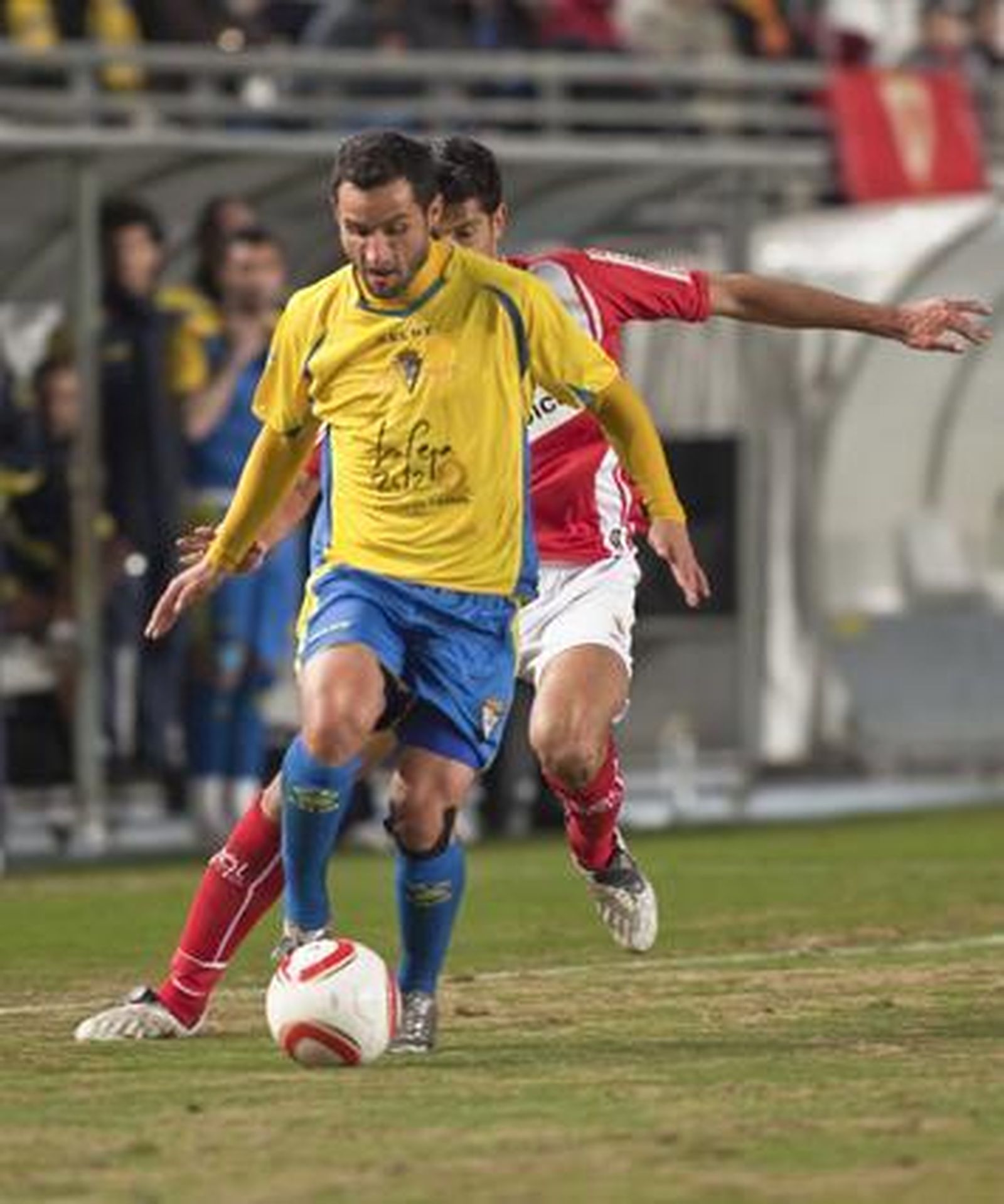 Cifu, autor del gol del Cádiz, conduce el balón. 

Foto: LOF