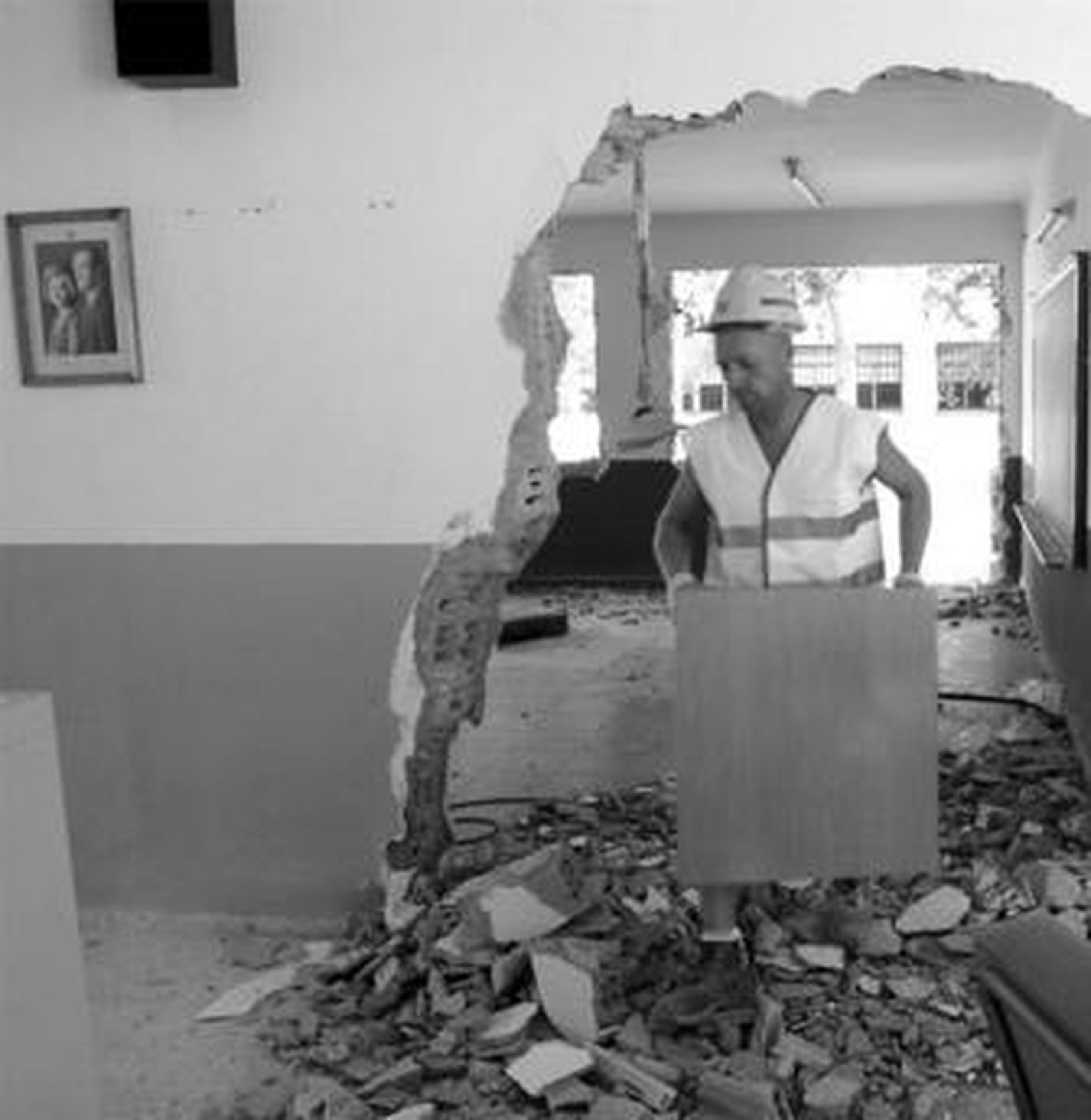 Un obrero desaloja material del antiguo colegio Padre Franco, cuyos tabiques ya han empezado a derribarse.
