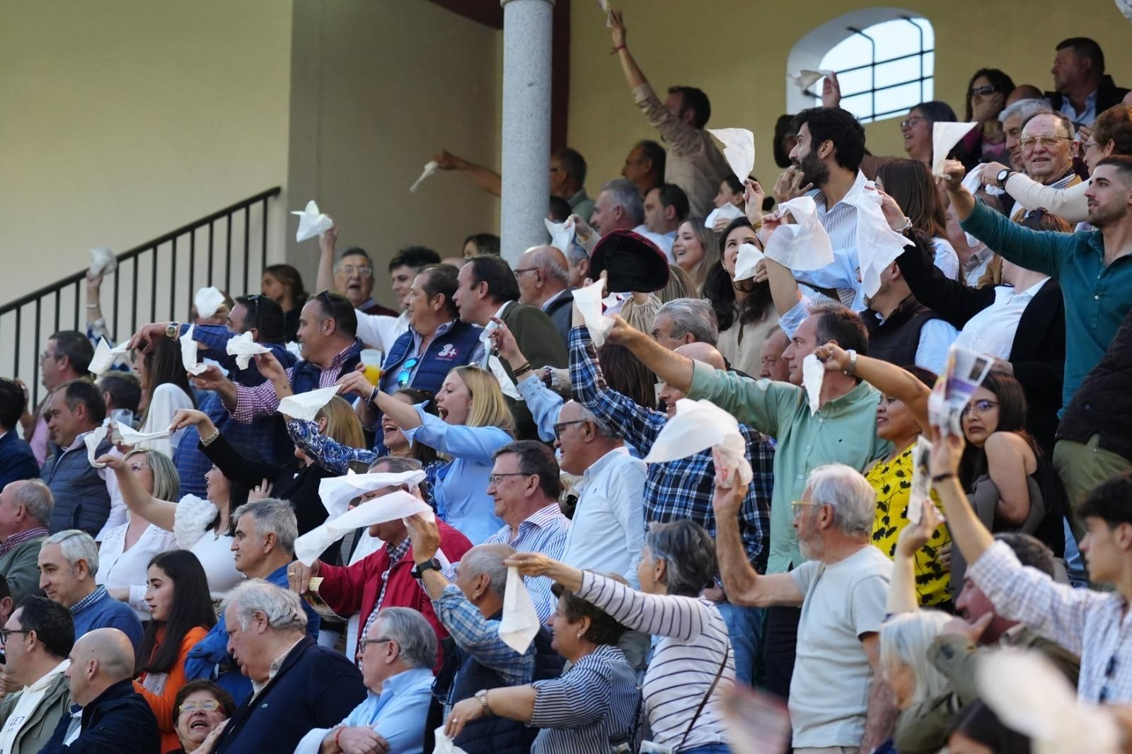 La corrida triunfal de Castella, Manzanares y Roca Rey en Pozoblanco, en imágenes