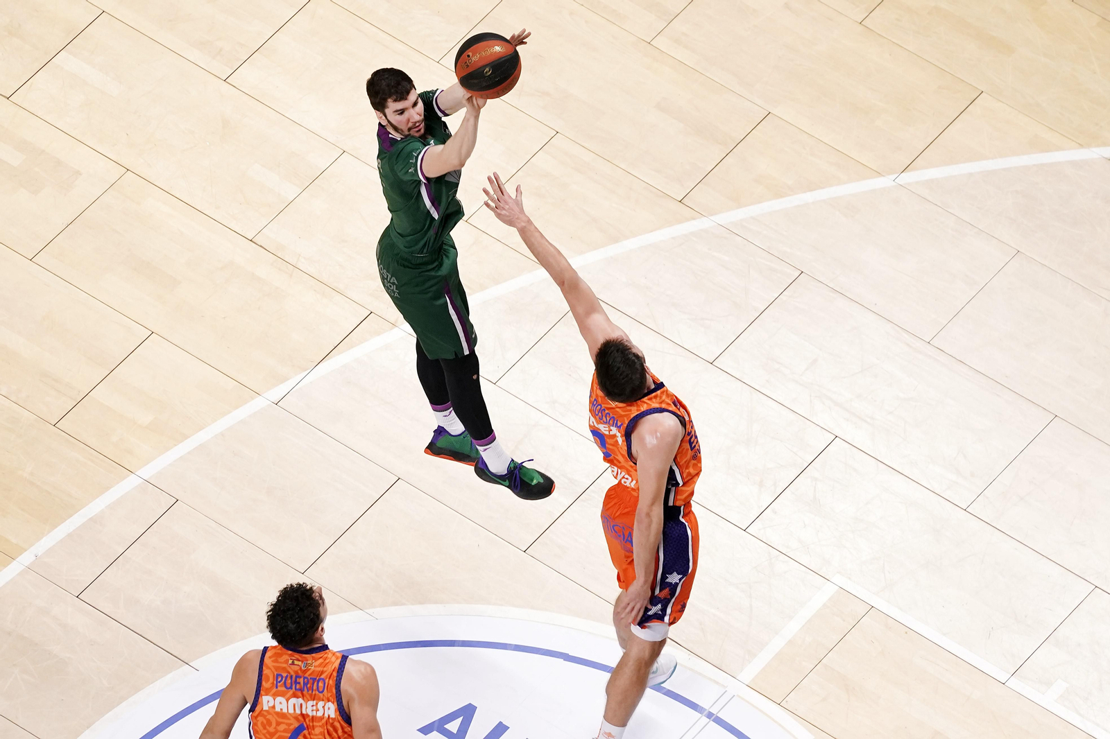 Darío Brizuela lanza a canasta.