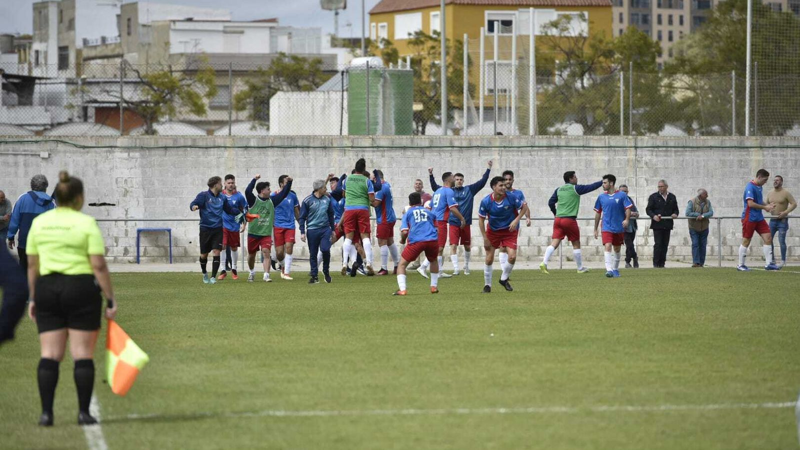 Los jugadores del Ciudad de Cádiz, festejando el 2-2.