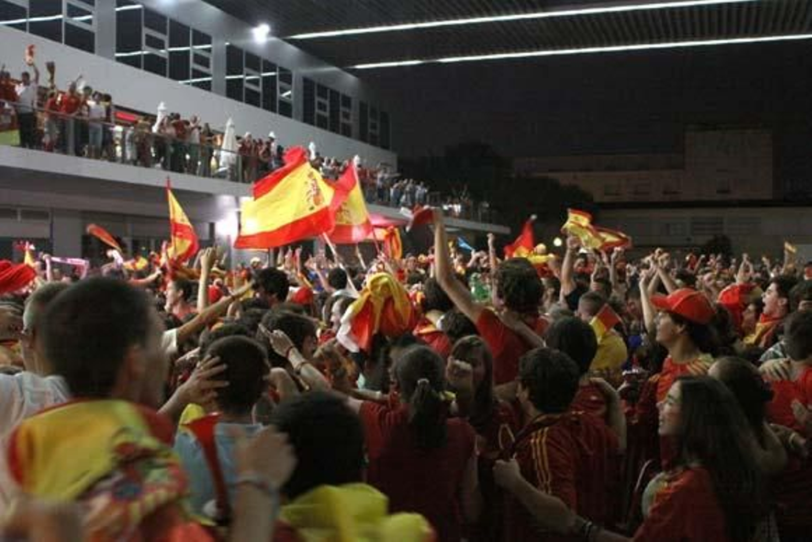Nadie se quedó en casa para celebrar el triunfo de la selección en Sudáfrica

Foto: Paco Guerrero/Vanessa Perez