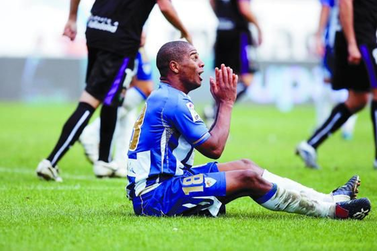 4. Eliseu

Al portugués siempre se le recordará por ser el dueño de la banda zurda de La Rosaleda. Pero también por llegar tarde con excesiva frecuencia. Eliseu fue expulsado hasta seis veces cuando portaba en su pecho el escudo del Málaga. Sin duda también, uno de los jugadores con los que los árbitros tenían cierta facilidad para mostrar la roja. Se recuerda aquella 'no bofetada' del portugués a Juanma Ortiz en la que el español hizo una interpretación digna de un Óscar. De los malaguistas que peor gestionaba el saber jugar con una amarilla a cuestas y que más amonestaciones recibía por simulación. 

Foto: Malaga Hoy