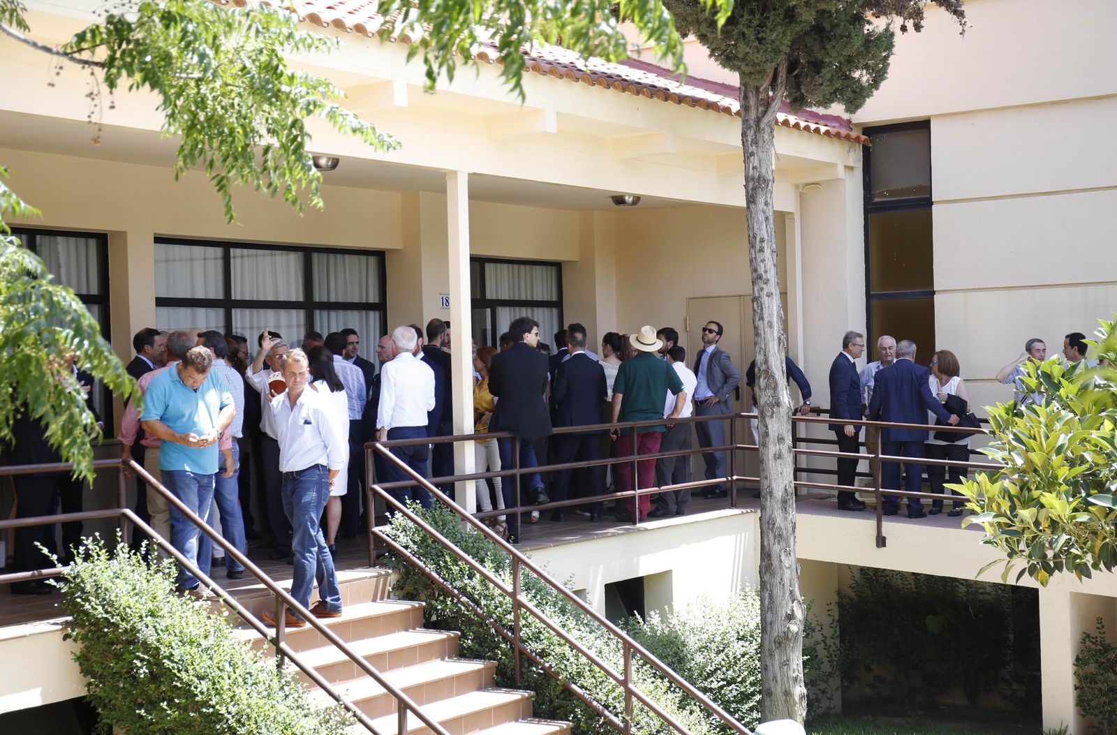 Una parte de las numerosas personas que acudieron ayer al entierro del constructor malagueño.