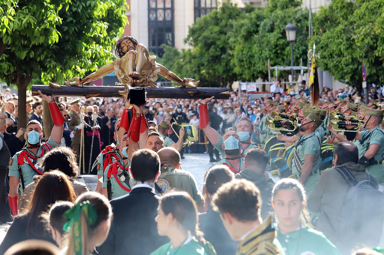 La Legión acompaña al Cristo de la Vera+Cruz en su procesión por Huelva, en imágenes