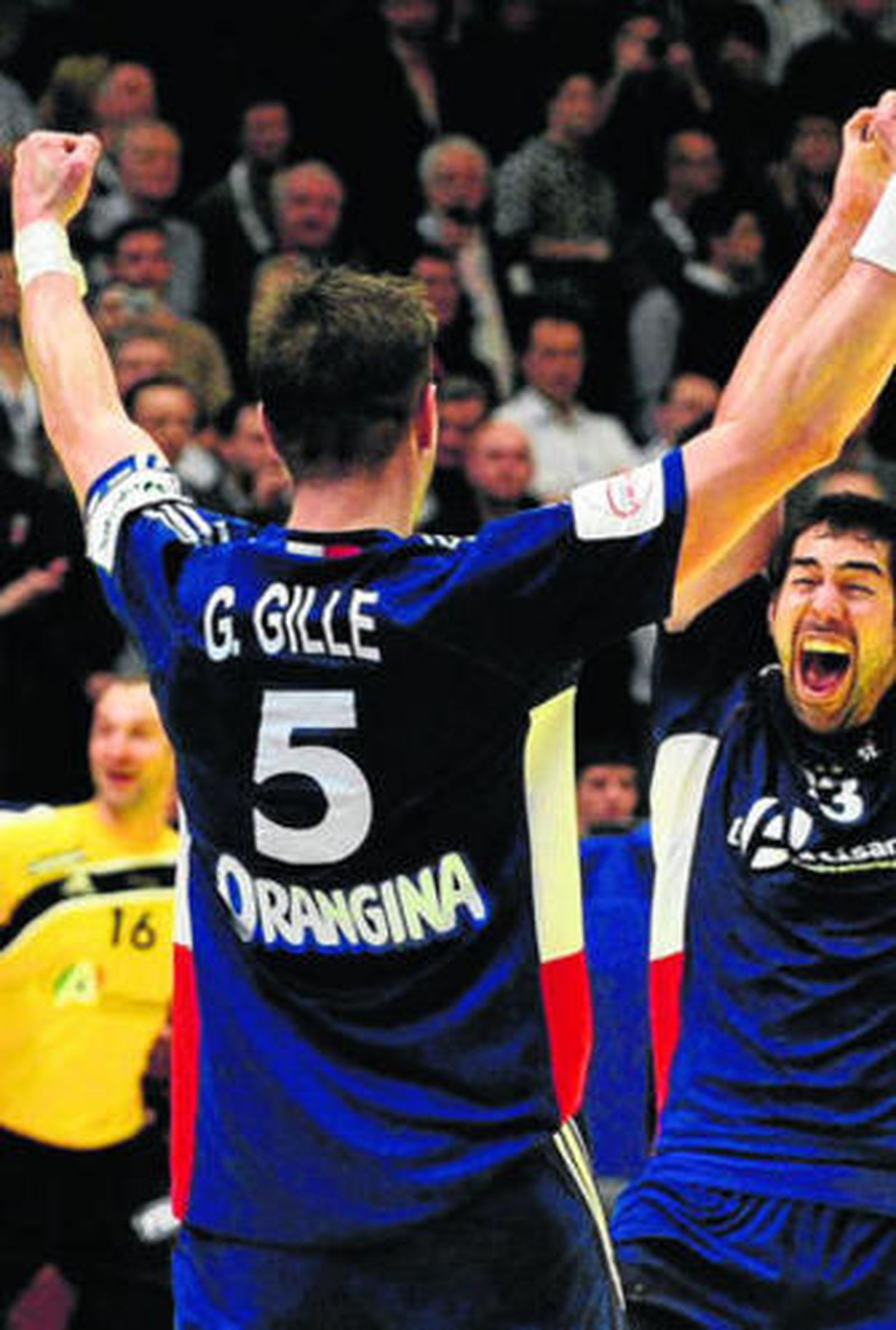Karabatic y Gille levantan los brazos tras ganar la final.