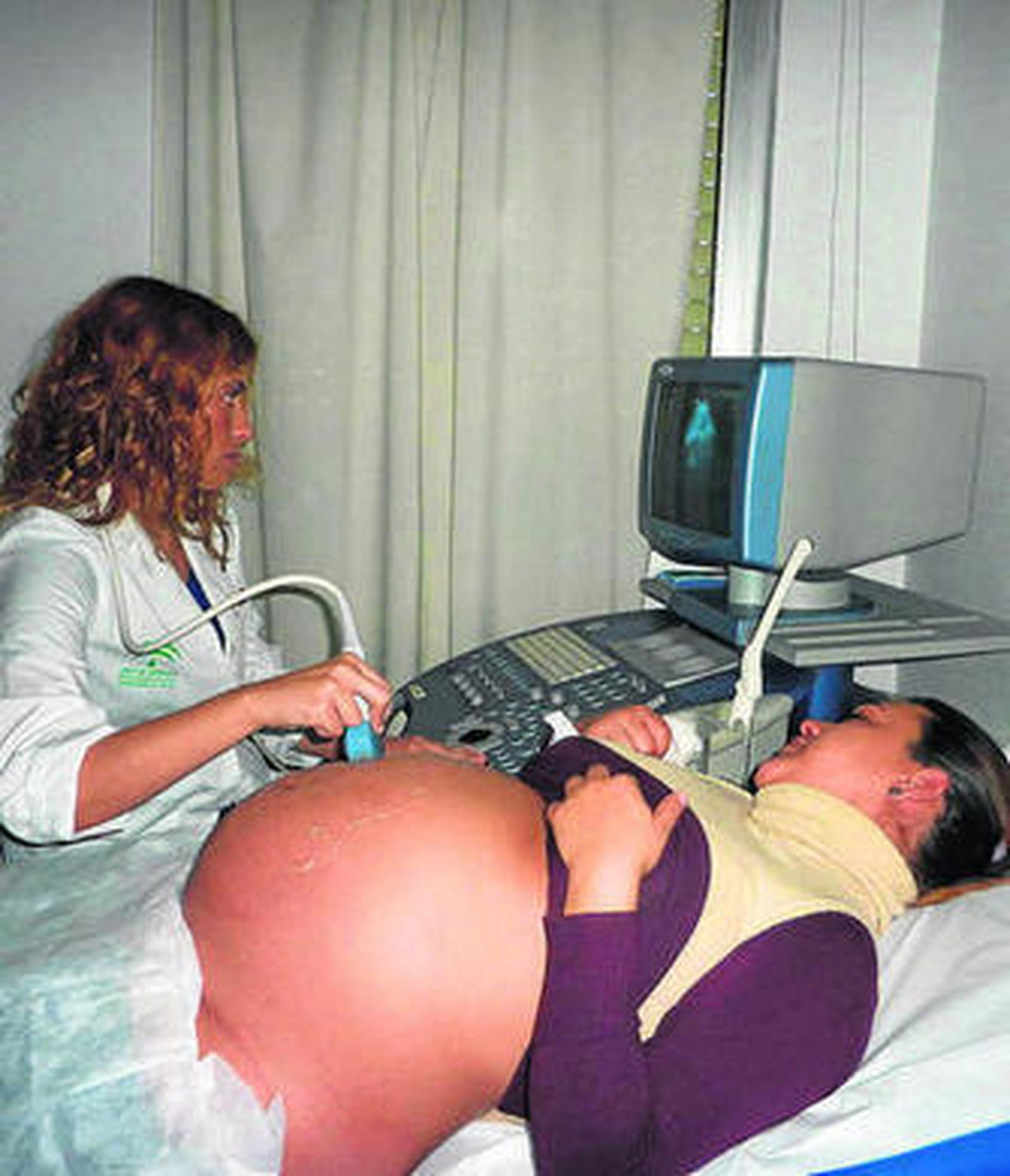 Una paciente se somete a una ecografía en el Vázquez Díaz.