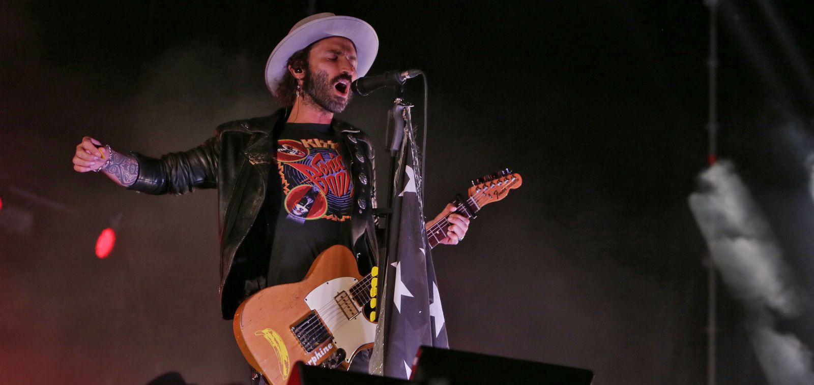Los conciertos de verano en el muelle de Cádiz se estrenaron anoche, aquí con Leiva