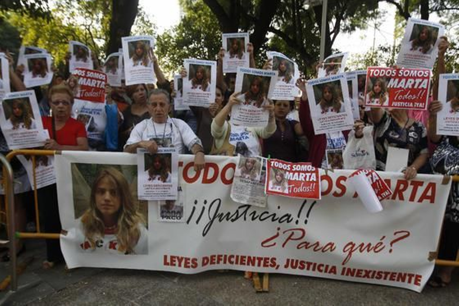 Un grupo de ciudadanos apoyan a la familia de Marta del Castillo. 

Foto: Juan Carlos Vázquez