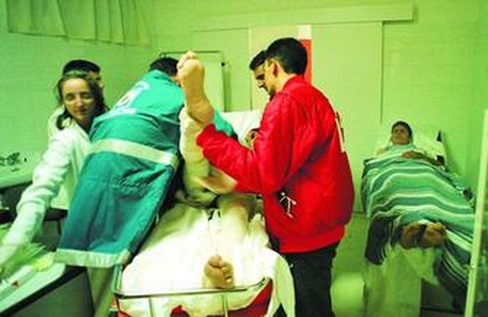 Inmigrantes son tratados en Urgencias tras desembarcar en una patera en Tarifa.