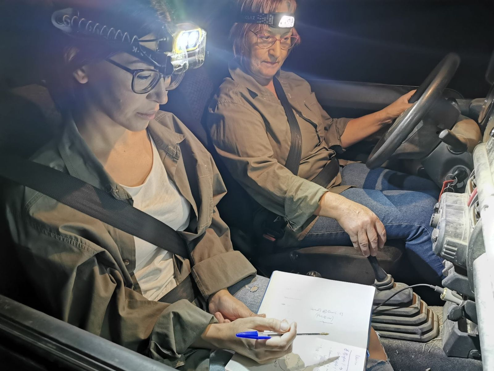 Dos voluntarias de Mujeres por Doñana.