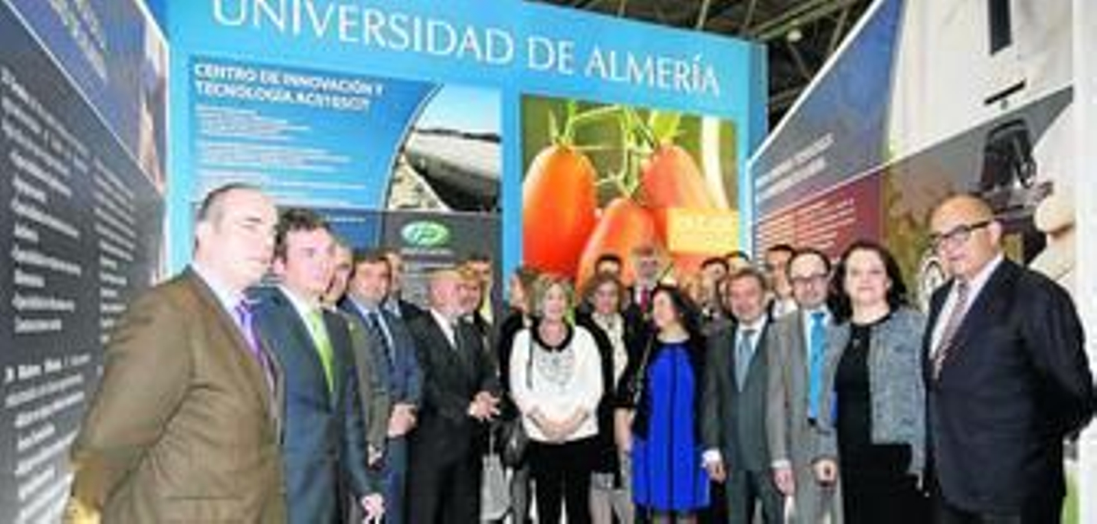 Francisco Triguero, a la izquierda, junto a los rectores de las cinco universidades del CeiA3 y miembros de la UAL, en su expositor.