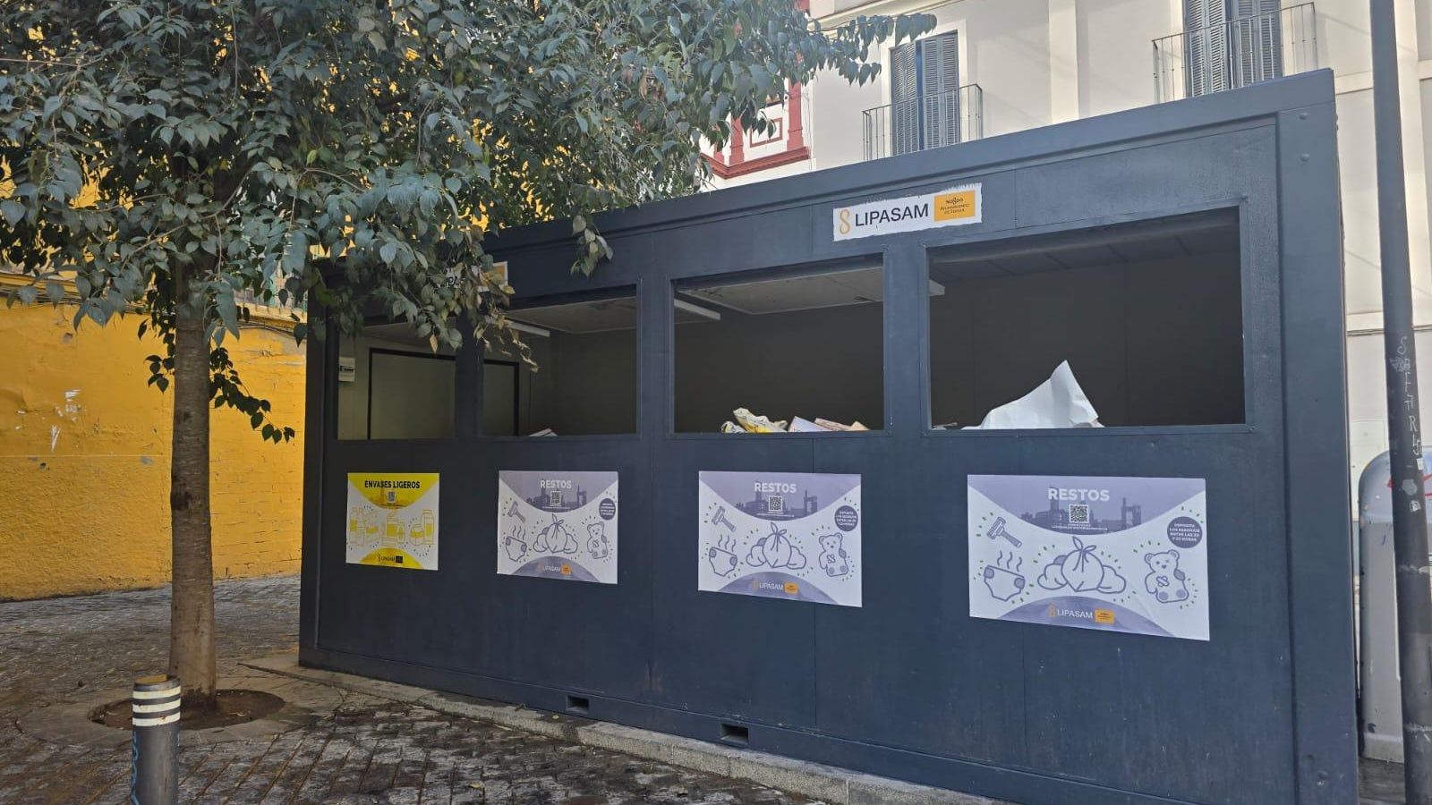 El color oscuro con el que Lipasam ha pintado la estructura que acoge los contenedores.